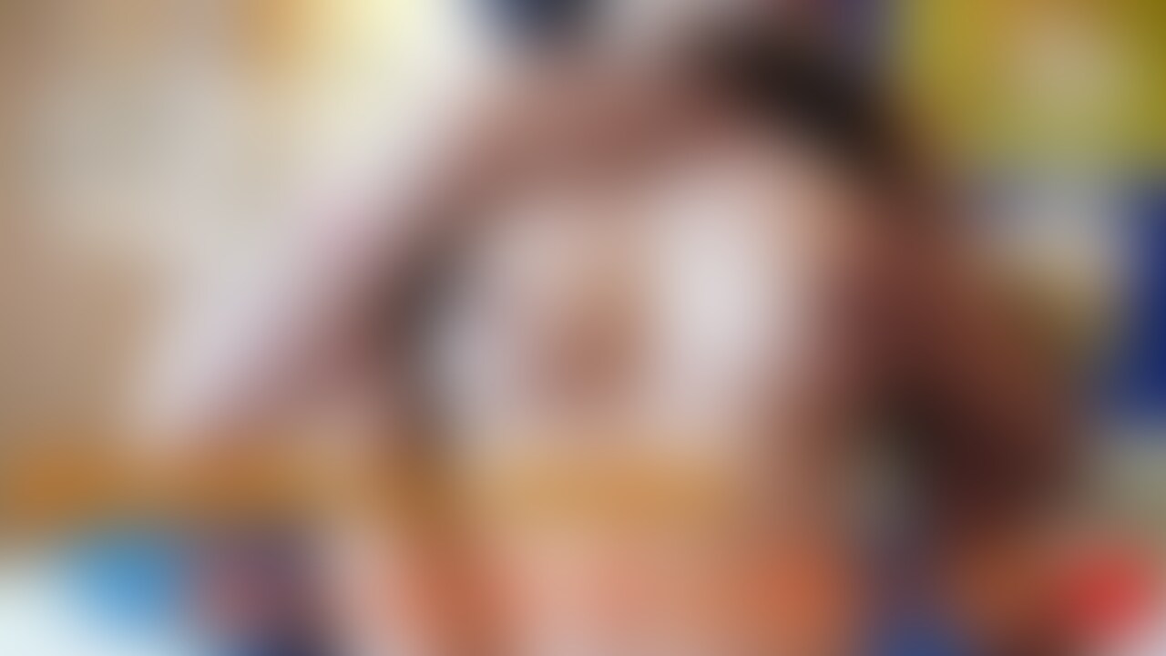 後ろからねっとりおっぱいマッサージ&乳首責めを撮影した動画です^^
途中から我慢できなくなって自分で乳首イジイジしちゃいます♡ビンビンに勃起して敏感になったしずかの乳首を是非ごらんください！ (2/2)