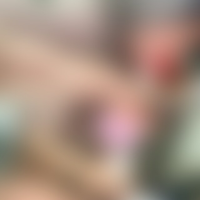 今回は○○○になったばかりの、ほんとに僕の会社で勤務している人間の○○○なので少しモザイクを濃くしていますのでご了承ください…。
専門学校で入学の日に、僕の同僚が仕事で○○○を学校まで送れないから○○○を学校まで送ってくれないか?と頼まれたので僕が送ることになりました。
この○○○の事は前から顔見知りで、小さい時から知っている仲ですw早速同僚の○○○を迎えにいき、専門学校まで向かっているときに
「入学祝いしてよー!」と言ってきたのですが僕は普通に
「今度ね!」等と雑談をしながら向かっていたのですが、なんと同僚の○○○がいきなり
「じゃあえっちなことするからお小遣いちょうだい!!」と言い出し僕は思わず自分の耳を疑いました!ww
「マジで言ってんの?何ができるのよw」とふざけて返事をしたら、
「○○○貴に絶対言わないで欲しいんだけどエッチは経験したことあるんだけどフェラは1回もしたことないんだよねwだから、フェラしてあげるからお小遣い欲しい!」と言われ僕はめちゃくちゃ悩みました…w
『それだったらまだ時間あるから俺の家に寄るか!w』と言い目的地を僕の自宅に変更しますw
僕の自宅に到着し、入学式前で時間があまりなかったので僕は早速ソファーに座りパンツを下ろしてみますw
本当にフェラが初めてなようで、僕のちんOを触りながらどうしたらいいか戸惑っている様子だったのでそのまま咥えるように誘導しますw
本当に初めてなの?!と思う位意外とうまくてびっくりです…
しばらくフェラをさせているとイキそうになってしまったので、次は体勢を変えもう一回フェラをさせてみますw
つい最近まで学生だった知り合いの○○○にフェラをさせていると思うとめちゃくちゃ興奮しますwww (2/2)