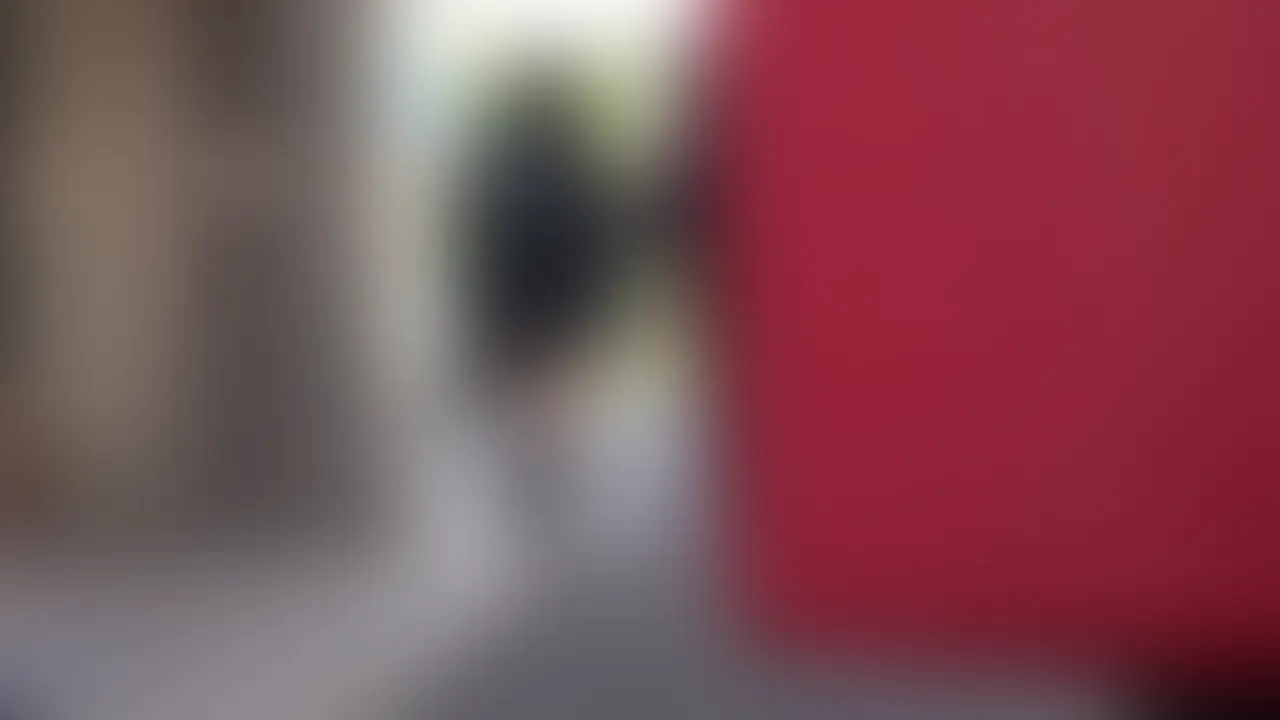 彼女の方が可愛くて気になり、そのカップルをつけ回してたら偶然撮れた映像だそうです。 (2/2)
