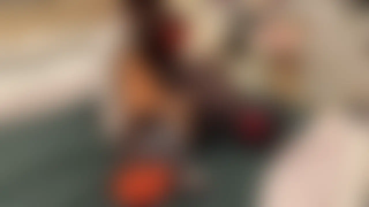 【原〇・千〇コスプレ　人参でオナニーしながらフェラ　乳首クリップで感じまくる人妻オナホ】

29歳の人妻マミ。10年前にレイヤーをしていたマミですが、夫に内緒で私が少しずつ調〇してきました。

最初は乳首を触られるだけで真っ赤になって震えていたマミが、今では乳首クリップを付けられることに慣れ、自分から新しい刺激を求めてくるまでに変わりました。

千〇の衣装を着たまま、敏感に勃起した乳首にクリップを装着してクリクリと刺激すると、体がビクビクと震えてしまう様子がたまらない。

前半の見どころは人参オナニー。

普通の女性がなかなかやらない野菜挿入を、彼女が自ら手を動かしながら挿れ、
クリトリスローターと同時に刺激されて感じまくっている姿を長めに収録しました。

さらに私のものを喉奥まで咥えさせながらの三点同時プレイでは、
人参オナニーをしながら、チンコを夢中になって舐める彼女の淫らな表情をしっかり撮れました。

そのまま正常位で生ハメすると、愛液が私のチンポにべっとり絡みつくほど、ぐしょ濡れになっていて私も興奮し、その後側位へ移行すると、彼女が自らデカ尻を突き出してむっちり太ももをプルプル震わせていたため、それを堪能しながらハメました。

最後はバックで片足をベッドに上げさせ、激しく突き上げ、そして彼女はデカ尻を思いっきり突き出して子宮の奥に熱い精液を全部受け止め、溢れ出ることなく飲み干してくれました。

気品のある千〇が、私のために少しずつ淫らに変わっていく過程を、濃厚に記録した作品です。

【収録内容】
・千〇コスプレ
・敏感乳首＋乳首クリップ（クリクリ刺激）
・人参オナニー＋乳首クリップ＋フェラ
・正常位 → 側位 → バック片足上げ
・愛液がべっとり絡みつく生ハメ
・むっちり太もも＆デカ尻のプルプル波打ち
・完全内部中出し

これまで30本以上の作品を通じて、マミの変化を記録してきました。
野菜プレイから少しずつ新しい玩具にも挑戦し、今はさらに深い快楽を探求しています。 (2/2)