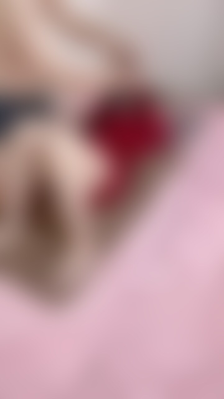 顔出しあり★超敏感美少女と手錠でハメ撮りSEX個人撮影!
アイマスクと手錠をつけてピアノの様に全身をイジリまくりでイカセます
手マンすると激しく身体をのけぞらせながらイっちゃいます
更にローターを使って鬼イカセ
飛び跳ねながらイきまくり
乳首舐めとフェラ、チクラチオ
正常位でチンポ挿入し
バックで鬼突き&スパンキングから種付けプレスで大量射精! (2/2)