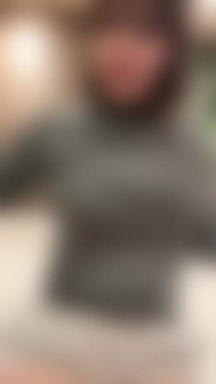 こんばんわっ！

月です🫶

ファンの人から
おっぱいもいいけど、おしりも見たい！
って言ってもらえて…✨

今回初めてのお尻特化動画にしてみました🍑

普段あんまり見せないところだから
おっぱいより正直ちょっと恥ずかしくて…
その分今までとは違ったわたしが見れると思う🥺

たっぷりオイルを塗って
テカテカに光る大きなお尻を
思い切ってカメラに近づけてみたり。。

みんなのことを想いながら
そっと触れていくうちに
どんどん気持ちよくなっていって
最後はそのままイっちゃってます🫣 (2/2)