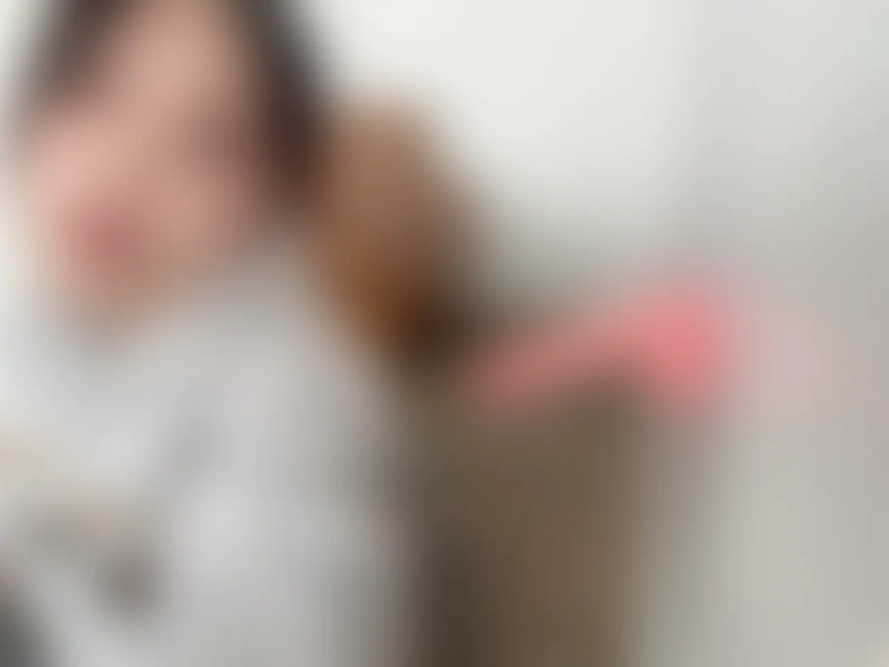 ”ノーハンドでゴム付けチャレンジ!”
失敗したら懺悔オナニー。。。
ということで挑戦しました!👍
口だけで、1分以内に
ディルドにコンドーム付けられればクリア
だったのですが、、、
コンドームの表裏を
逆にして付けてしまい大苦戦💦
奥まで咥えたり、えずきながら
だいぶ頑張りましたが、残念ながら失敗。。。🥲
懺悔オナニーで
エマのえっちなところ
いっぱい見せるので許してください…//💕
ディルド擦り付けたり、
喉奥フェラしながら電マ当てたり、、、
とにかくイキまくっちゃうエマを
たくさん見てください👀❤️
再生時間:11分31秒 (2/2)