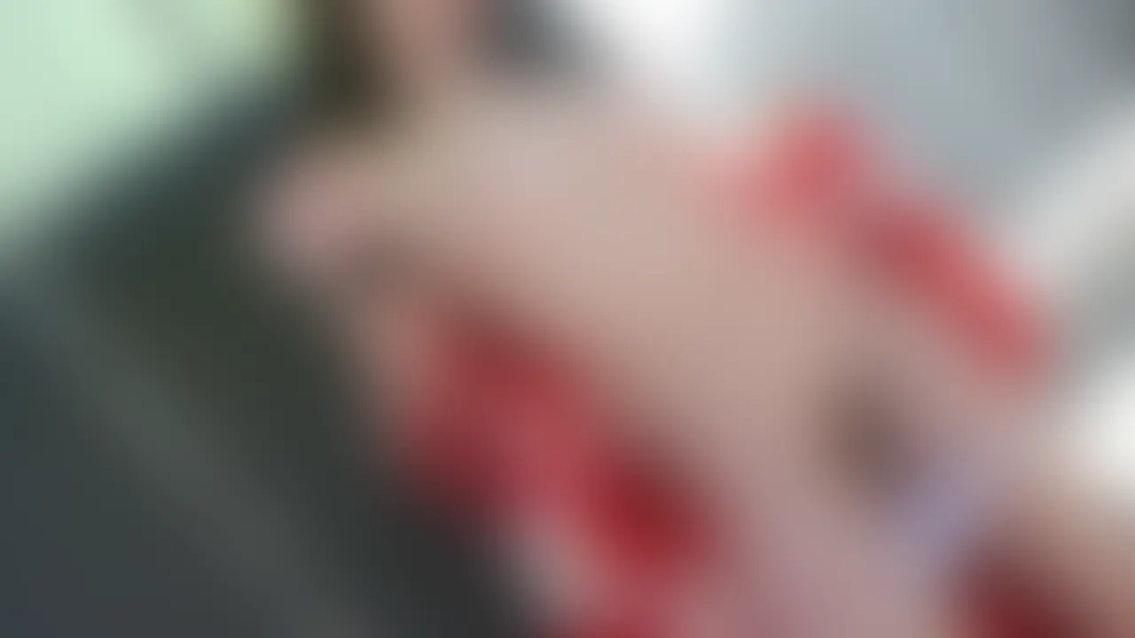 令和アクションカメラ！激写ハプニング11「触ろうとしたカメコにガチギレ！腕捕まえて睨む花魁コス女」
とあるアダルティーな撮影会に参加したら非常にレアケースな事象に遭遇したのでご紹介いたします。なかなかにアットホームなイベントで、女性も楽しくなってついついOIRANの襦袢を脱いで全裸になってしまいます。このサービスのよさにファンも歓喜！
しかし、調子に乗った一人のカメコがモデルがなにをおもったのか下半身を触ろうと手を伸ばすんです。さすがにこのモデルも軽く思われたことによってプライドが許さないのか男の手をガシっと掴んで睨み剛腕の男をねじ伏せます。
男もしつこい性分らしくまだ触れようとしてモデルとデリカシーゼロカメコとの攻防戦が繰り広げられました。
それも一段落すると女性も落ち着きを取り戻し、陰毛マ●コ丸出しで開脚や、見事なお尻から肛門までバッチリのバックスタイルなどカメコの要望に応えるすばらしいポージングを展開しました。
とても日差しが強く、この豪快プロモ‐ションBODYを照らし開放的エロス満載です。
巨乳、美尻、美形フェイス、なにをとっても不足のないモデルさんですね。

分数10分04秒
映像サイズ　1920×1080 (2/2)