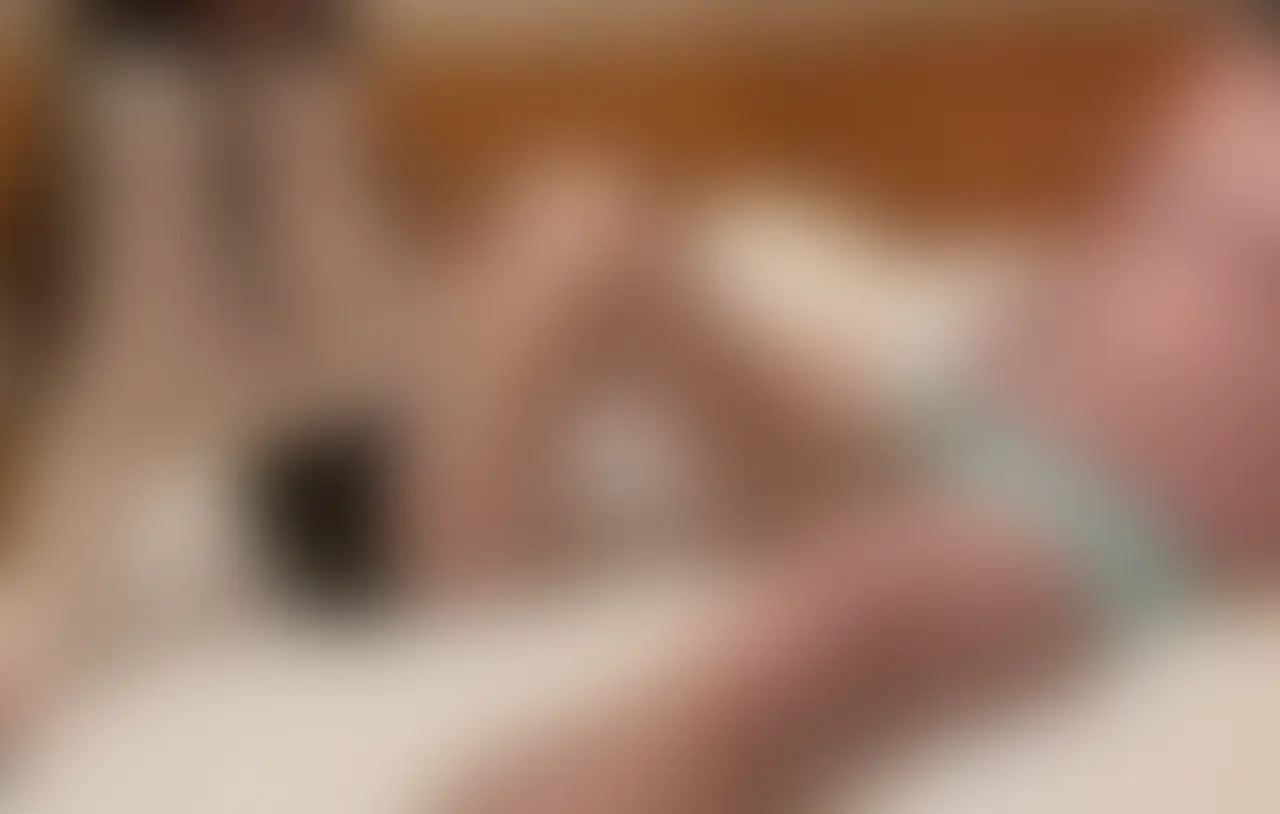 のの女王様の手コキ足コキ快楽責め（11分22秒）

M男のパンツの上からストッキングを履いた足で足コキをするのの女王様。ゆっくりゆっくり焦らすように足コキをします。男は我慢できずに体をクネクネさせ射精しそうになります。後半はパンツを脱がせての直接の足コキ。M男がチン⭕️ンをパンパンにするとのの女王様は、足コキに加えて手コキもしてM男をイカセにかかります。M男は耐えられるはずもなくあっけなく射精してしまい、射精した後ものの女王様に責められるのでした (2/2)