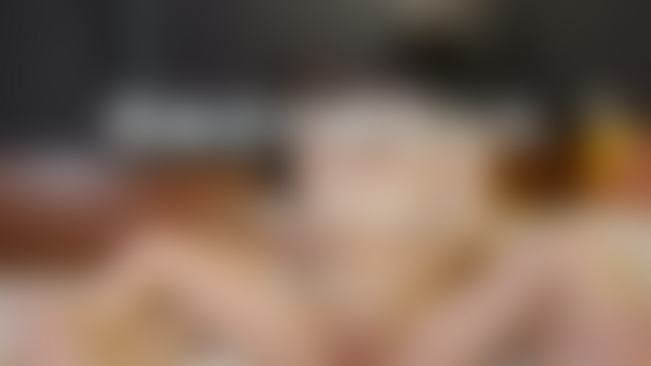 まひるが初めて知らない男性におっぱいを揉まれたり吸われたり・・・・。
脚を閉じないようにされ、丸見えになったアソコを・・・・。
動画はその4まであります。
最後は・・・・。 (2/2)