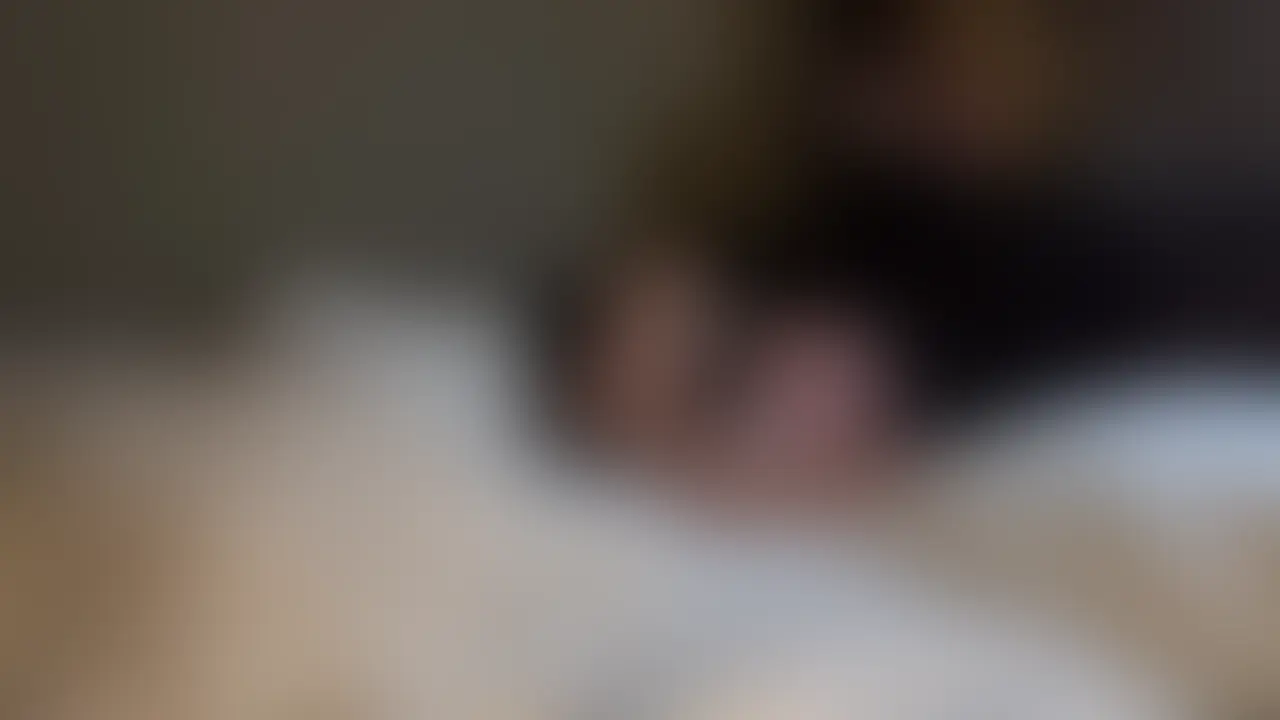 むちゃカワなJDモデルめいちゃんにCK着せて半外半中。

可愛さの結論であり真理。原点にして頂点。
顔を見ているだけで我慢汁が止まらない顔面国宝めいちゃんと念願の密会。

今付き合ってる彼氏とはレスらしく、欲求不満でゆいとに連絡をくれました。

でも彼氏との仲は良好で、密会中もしょっちゅうデートの話をしていました。これから他人に抱かれ動画まで撮影されてしまうのに、、

お椀型Cカップの美乳に綺麗なS字くびれ、無駄な脂肪がないプリプリのおしり。持参したCKがめちゃ似合います。

おもちゃで足ピンイキして恥ずかしがる様子も可愛い。
乳首とちんぽをたくさん舐めてもらった後で正常位挿入。
気持ちよさそうな表情で時折カメラを見つめてきます。

何度も言いますが本当に可愛いすぎて、、撮影なしでSEXに集中してしまっていたら秒でイってしまっていたのではないでしょうか。」

フィニッシュは半外半中で、中出しされている感覚を身体と脳に染み込ませます。 (2/2)