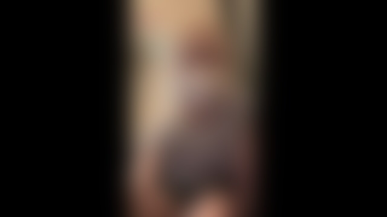 カラオケでオナニーしちゃいました#5 まいかちゃん(23歳)
今日の変態美女は美容師のまいかちゃんです!
綺麗な金髪が映えて凛々しい目が印象的なまいかちゃん。
そんな子が人通りの多いカラオケで全裸でオナニーしちゃいますw
動画冒頭から脱いで可愛い陥没乳首をお披露目♡
必死にいじいじしてるけど乳首が性感帯なのかな?w
行為はどんどんエスカレートして手マンで激しく自分のま〇こを刺激しまくってる姿は最初の印章とは裏腹でただの痴女で草ですわw
是非この痴女の姿を見てあげてください^^ (2/2)