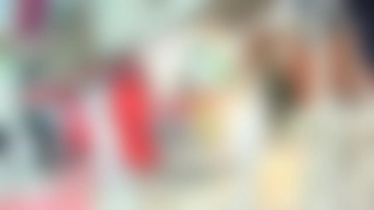 神カワ女子大生パンチラ 白パンティ喰い込み+ムチムチ太もも!
マジでお宝動画です!見逃したらアカンやつです!
スゲェかわいい女の子のパンチラでっす!!!
コレ撮られてるの全然バレてないですねー。警戒心ナシ!
路上や店舗でスカートの中をガッツリ撮影されちゃってます。
清楚っぽい白パンツが尻にキュっと喰い込んでて
柔らかそうな太ももが歩きながら揺れるのが最高!!!
スカートの中に顔をうずめたい…
たぶん撮影したのは彼氏さんかな?
こんなかわいい彼女がいるなんてウラヤマ!!
彼女のパンチラ撮影して売るってなかなかサイコーなヤツですわ。
関西弁かな?方言マル出しなんで、たぶん関西の子なんですかね?
めっちゃ自然に会話しているけど、普通にパンツの中撮影されてますよ! (2/2)