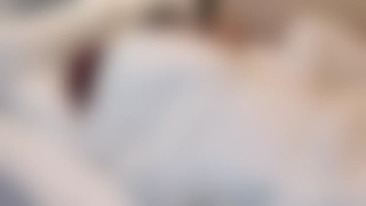 【Full ver.】レベチなスタイル!美巨乳女子とお泊まりでイチャイチャプライベートセックス♡
お泊まりだからってダラダラしてたら夜も更けてしまい…眠気と性欲が入り混じる中でイチャイチャしてたら、気付いたら始まってました。
でも翌朝もするから、早めに切り上げ。
正常位でたくさん突いて、「中ください、中♡」のおねだりどおりに種付けして就寝です。 (2/2)