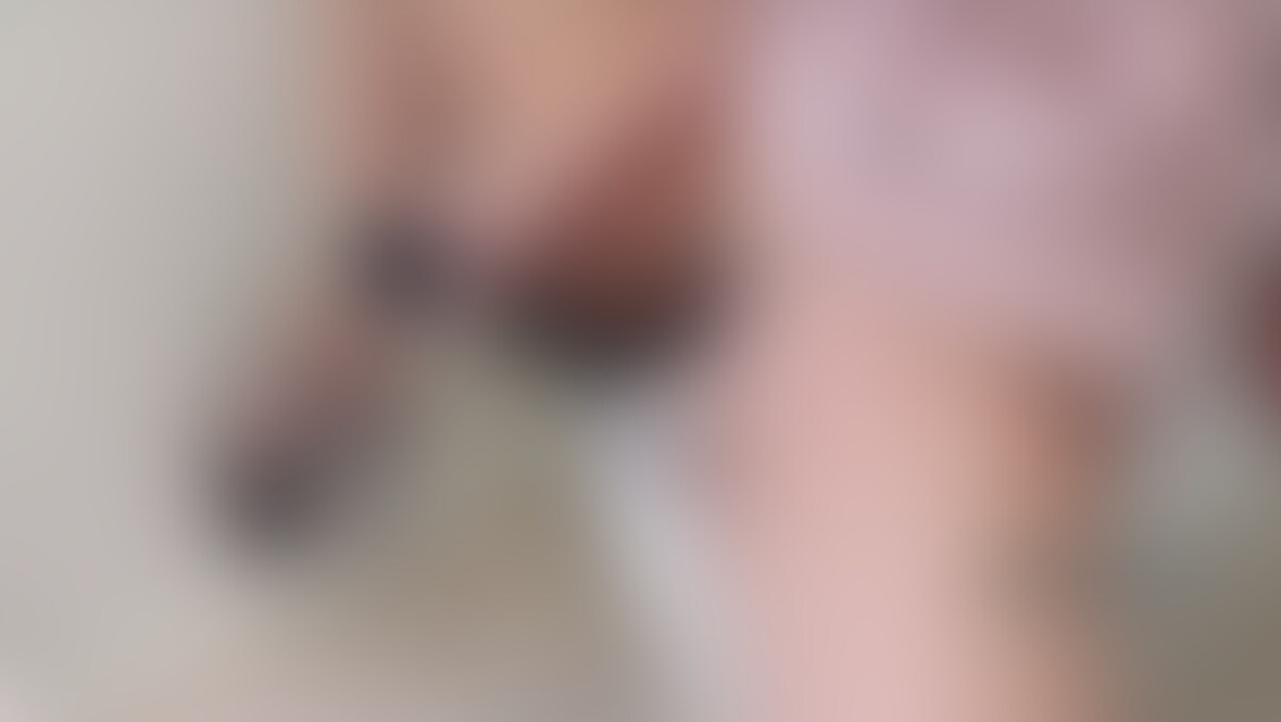 ピンクのドレスでWCオナニー🤍
電マがおま○こに
うっかり一瞬入っちゃってるとこまで
しっかり写ってるドアップバージョン🤍🤍
おまんこで遊んでるすいまプランでは
全体が見えるように撮影してるから
合わせてみて欲しいなっ🥺 (2/2)