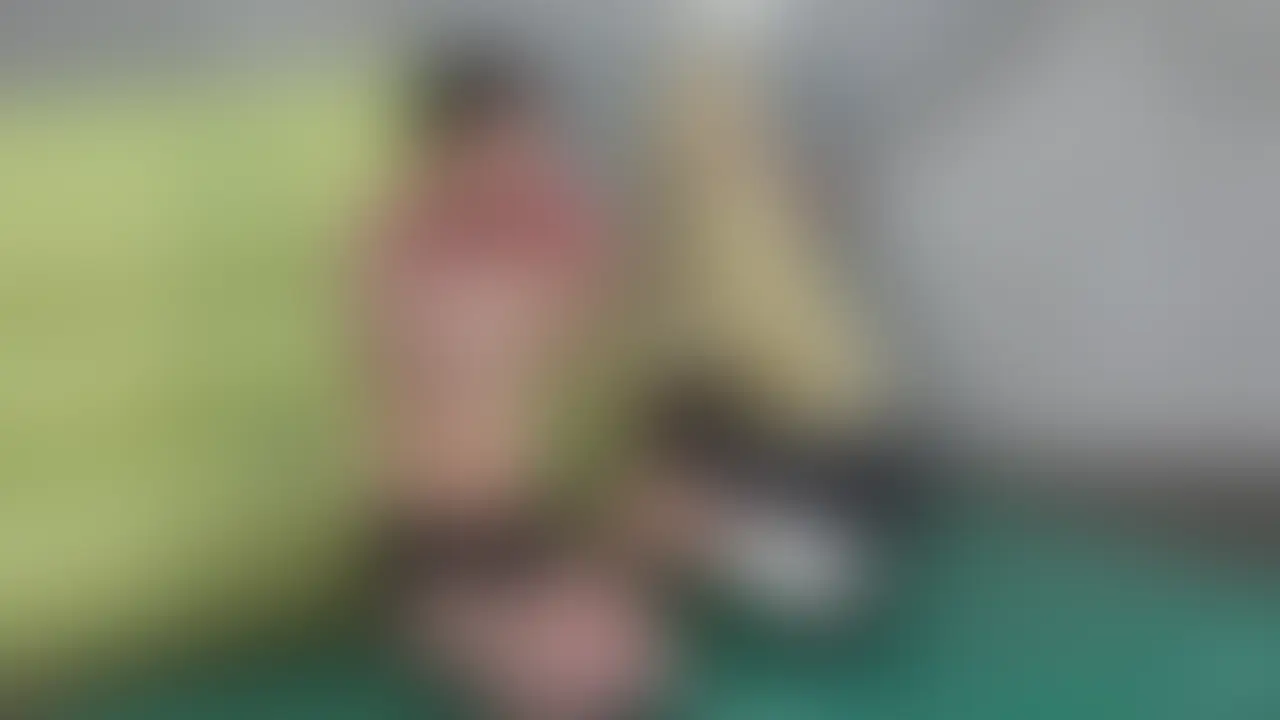 担任教師を捕まえて蝋燭で責める生徒。
蝋燭プレイの練習台として教師を責めまくる。
蝋燭に火をつけ教師を正座させると
口に蝋燭をを咥えさせる。
蝋が自動で教師のフトモモに垂れる仕組みである。
さらには教師のちんこにも蝋をたらし始める。 (2/2)