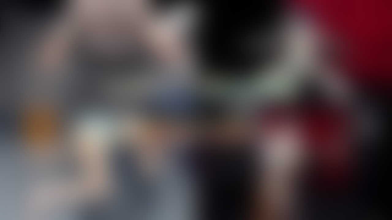 【くすぐり処女ひなフルバージョン】
※この動画は同名作品は顔ぼかし無しです。
ある日の撮影のこと移動時間にスマホで暇つぶしをしていたところXで黒髪美女の清楚なアイコンの美女を発見!
もともとフォローしてたのですが、特に接点のなくあくまでフォロワーに一人の認識でした。
リプライをすると話が盛り上がりその場で撮影が決まりました!
くすぐりには弱いけどくすぐりの撮影はしたことがない正真正銘のくすぐり処女!
いざ撮影当日になり体面を果たすとそこには黒髪可憐な純白のオーラをまとったくすぐり処女が降臨していました!
くすぐり処女は丁重にリードせねば何が降りかかるかも分からずまずは足裏くすぐりから始めると。
着衣状態とはいえ全身を触られ思いのほか恥ずかしさとくすぐったさを如実に出すくすぐり処女ながらの小悪魔的な反応を見せるひなちゃんは果たして・・・
くすぐり処女からくすぐりフェチに目覚めて、くすぐり姫へと変貌していく過程をご覧ください。
※本編には顔のぼかし処理を施しています。 (2/2)