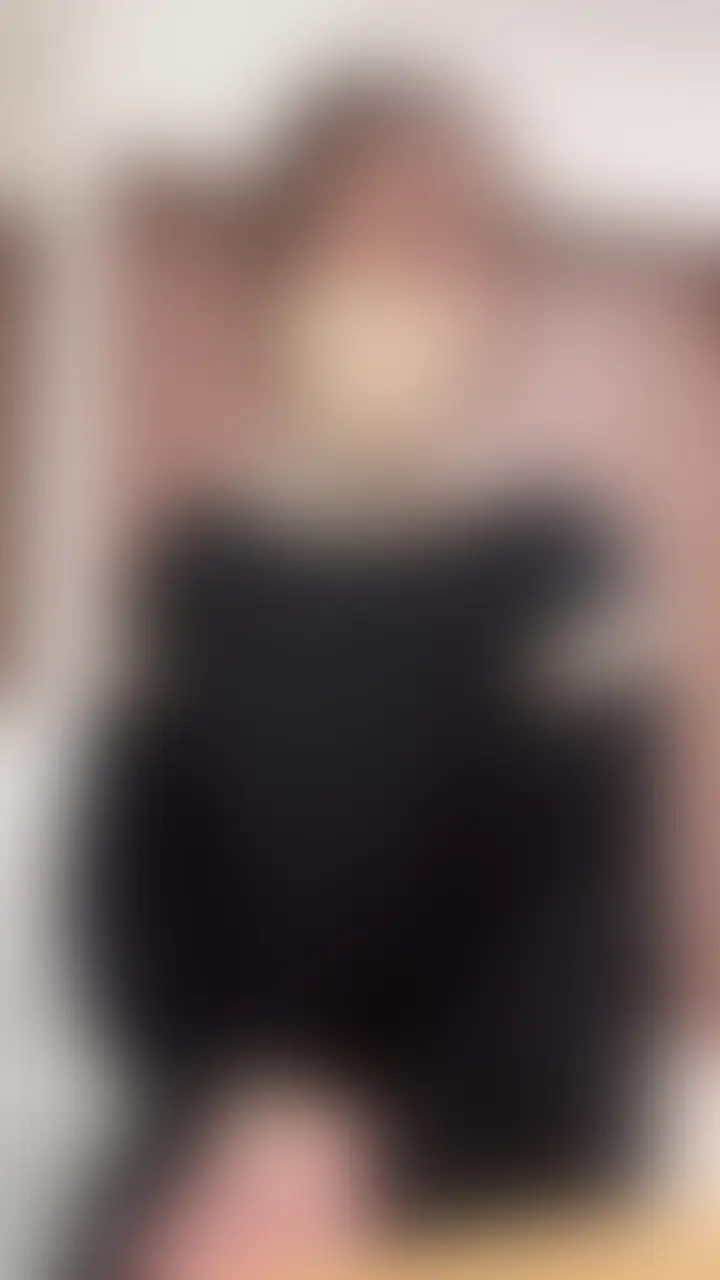 今日はくるみの私服セーターワンピからのヌギヌギ動画を見せちゃいます♡
季節はすっかり夏だけど…
今日はちょっぴり季節ハズレの冬服えちえち投稿です🧥💗
冬って厚着になってもこもこしがちだけど
だからこそ、少しずつ脱いでいく過程が結構好きです…⛄️///
今日は中にシースルーのタートルネックを着ていたので
ブラだけとって、スケスケ乳首になっちゃいました🫣
お気に入り💗押して行ってもらえたら嬉しいです♡ (2/2)