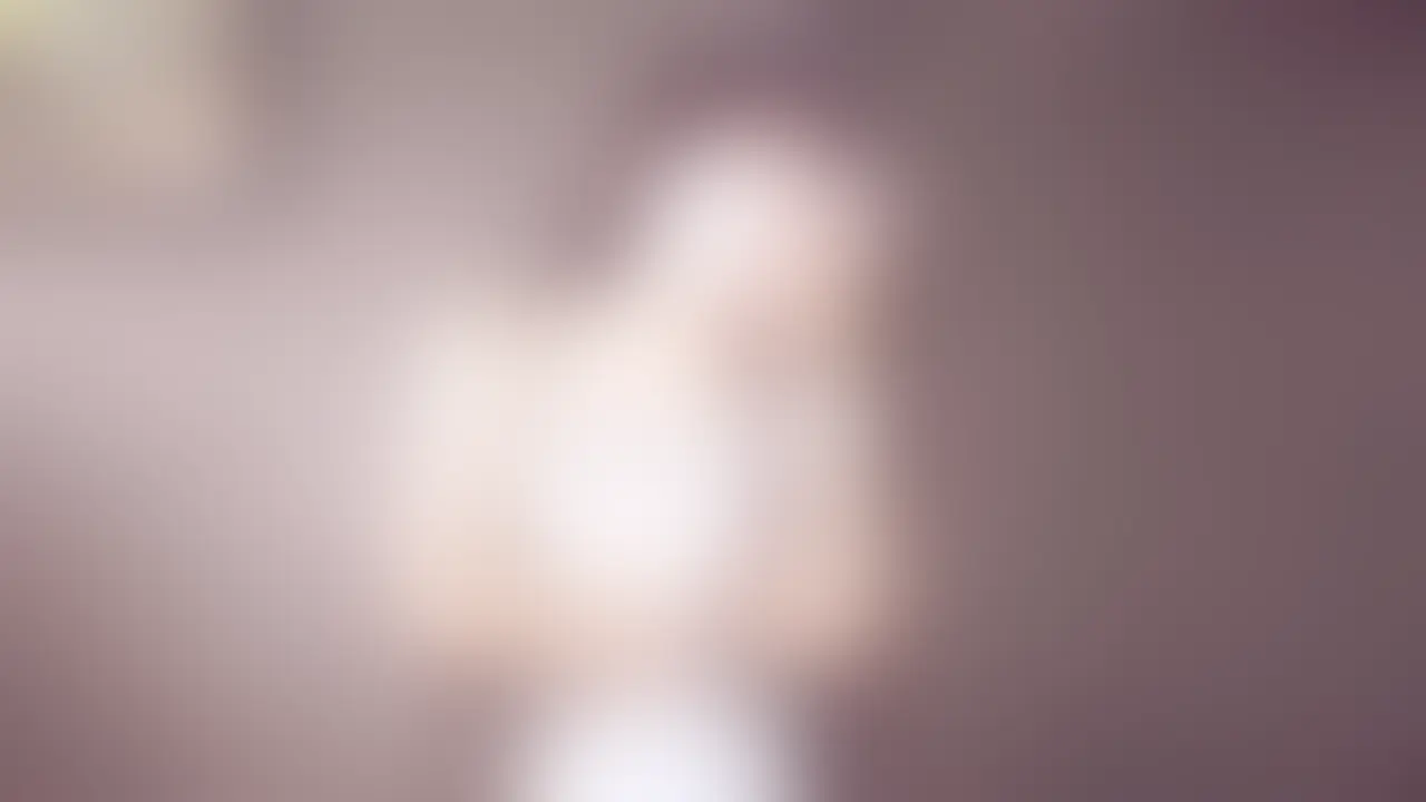 [miyu 妄想#013] 動かないメイド、呼吸だけが揺れている


なんとなく目に留まった女性がいた。
もちろん、話しかけることなんてできない。
名前も知らない。でも、こうして勝手に想像してしまう——
『もしも、あの子があんな姿を見せてくれたら』って。
これは、“ある中年男の妄想”です。


miyu は、都内の小さな会社で働く23歳の事務OL。
職場では控えめで、誰にでも優しく微笑む“いい子”。
けれど夜になると、レンタルルームで別の顔を見せる。
メイド服やブルマに着替え、カメラの前で小悪魔のように微笑む——。
それは、誰にも言えない彼女だけのアルバイトだ。


…もしかして今、あのビルで、ひとりで淫らなことをしてるのかもしれない。


メイド服のまま、miyuはソファの上で静止する。
レンズの向こうに誰かがいる気がして、
目を逸らすことも、笑うこともできない。

空気が張りつめ、時計の音さえ遠のく。
動かないはずの身体の奥で、
呼吸だけがかすかに揺れている。

——見られるために止まる。
それが、miyuのいちばん艶やかな瞬間。 (2/2)