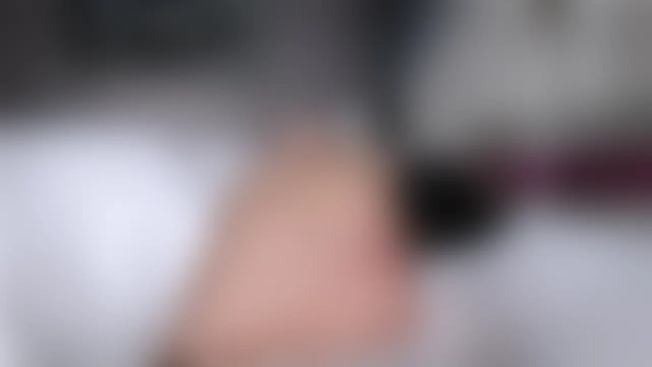 本アカウント前身の「雑魚マゾで遊ぶ痴女」を企画していた痴女「舞乃（まの）さん」に搾り取られました。

1回戦が終わって、ベッドで休んでいる最中、チェーンをつかったフェザータッチでまたいじられ始め、リードを使ってちんぽを責められます。指先ですーっとおちんちんを撫でられながら勃起は止まらず、そのまま咥えられ、流れるように騎乗位で犯されます。
「今日は我慢の練習だから」
と言われ、ベッドでの射精は我慢させられます。
その後ソファに移動すると、舞乃さんがおもむろにラップをとり始め、、
体に巻かれて、ラップの上からローション責めされました。
びんびんになった勃起ちんぽをカメラで撮影されながら、口にパンツを咥えさせられ、そのまま手コキ＆フェラで責められ喘がされます。
その後は舞乃さんが再度犯してくれることになり、テーブルの上で騎乗位で精子を搾り取られました。

✿━━━━━━━━━━
⚠単品購入につきまして、購入数が多い人気作品は徐々にお値段も上がる可能性がありますので、気になるコンテンツはぜひお早めにお買い求めください！ (2/2)