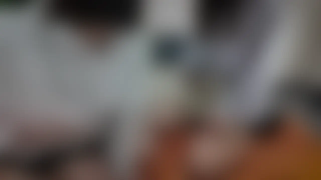 【本編】ダウナー系裏垢女子にチン凸した皮被り童貞マゾが焦らし悶絶を喰らい雑魚射精

M男をいじめてお小遣い稼ぎしてる裏垢女子のん様ぴの様。

彼女たちがXでやり取りしてるM男を、これから搾取するとのことで、カメラを回させてもらった。

今回、彼女たちのターゲットにされてしまったのは、自分からチ●コの画像を送ってしまった、22歳・皮被りの童貞くん。

「こいつ、チ●コの画像送ってきたんだけど」
「勝手に射精したら●万払わせよ」

そんな悪魔みたいな会話を、本人の知らないところで交わす彼女たち。

なぜ送ってしまったのか。
弱みを握られ、こんな形で惨めに晒されることになるとも知らずに……。

地べたに座らされ、一人だけ全裸にされる童貞くん。

「こいつ、皮被ってるよ」
「うわ、ほんとだ」

乳首をカリカリと責められ、包茎チ●コはギンギンに。
皮がみっともなく剥けていく。

それでも、チ●コには一切触れない。
ただ、ひたすら焦らされるだけ。

喘ぎ声を漏らし、チ●コをピクピクさせて必死にアピールしても、完全に無視。

「汚いんだけど」
「触ってあげないよー」

耐えきれず腰をヘコヘコし始めると、さらに嘲笑され、挙句の果てにはチ●コに落書きまでされてしまう。

射精と引き換えにお金を要求され、悶絶しながらも、頷いてしまう童貞くん。

気だるそうに、軽蔑した目で見下ろされながらチ●コを手で扱かれ、童貞くんはあっさり限界を迎えてしまう。

「さっさと逝けよ」

その言葉を合図に、溜まりきったザーメンを、彼女たちの目の前で情けなく大量発射……。

※本編の後半は、特典映像として別アングル動画を付けております
※完全素人のため、予告なく販売終了する可能性がありますので、お早めにご視聴ください (2/2)