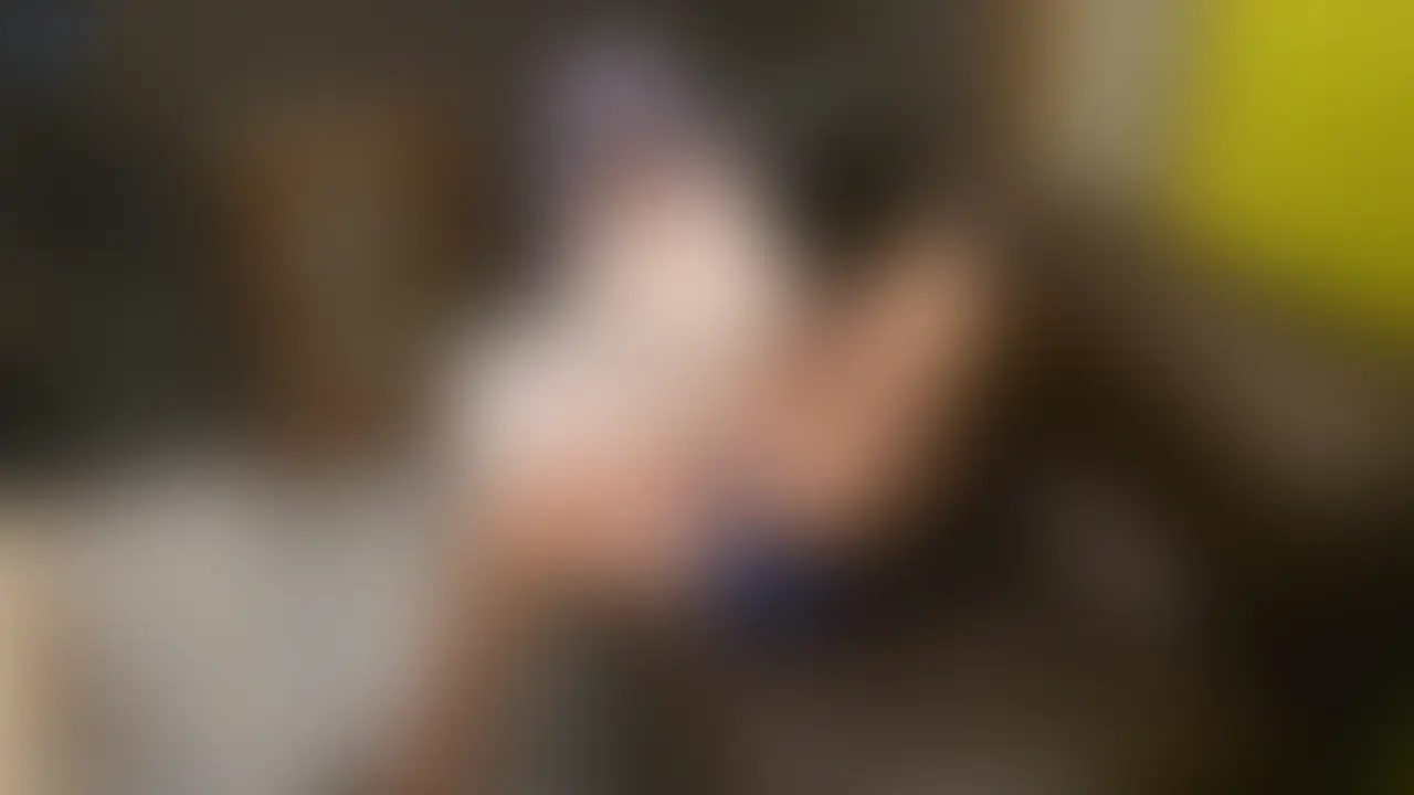 H系配信者のりおが、いつも応援してくれてるフォロワーさんへの感謝を込めて、特別なご褒美中出しHをお届けします♡パンツ越しに優しくあそこを舐められ、じわじわと疼きが広がっていく…
そのままパンツをゆっくり脱がされて、ツルツルパイパンの敏感マンコをねっとり舐められまくり!
「んっ…あっ、だめぇ…!」って声が漏れちゃうくらい感じちゃって… 手マンに切り替わったらもう限界!感じすぎて腰が浮いちゃうりおの悶絶アクメ顔をお見逃しなく お姫様抱っこでベッドに連れていかれて、正常位でガンガン突かれまくる!
激しいピストンに子宮が震えて、最後は熱い精液をたっぷり中出しされちゃう…♡ 「応援してくれたらまた呼ぶね」って甘い約束つき!いつも支えてくれるみんなへの、りおからの精一杯の感謝エッチです。
パイパンまんこのリアルな反応と、照れながらも感じまくる可愛い姿をたっぷり収録しました!ぜひ見て、りおと一緒にイっちゃってね♡ (2/2)