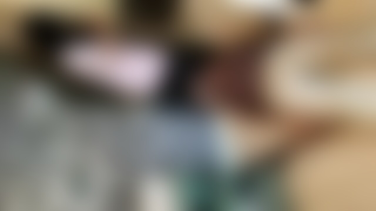 さなちゃんの透明になったM男の顔面踏みつけキッチン編
玄関から帰って来てそのまま生足で何事も無かったかの様にM男の顔面に踏み乗り、食器洗いを始めるさなちゃん
顔面に足裏を押し付けます。
体重で顔面が歪む顔面床、決して声は出さずにひたすら体重に耐えて匂いを堪能する床。
足元がちょっとぐらついてもただの床です。
日常生活の中で顔面を踏まれるのはM男の夢です(笑) (2/2)