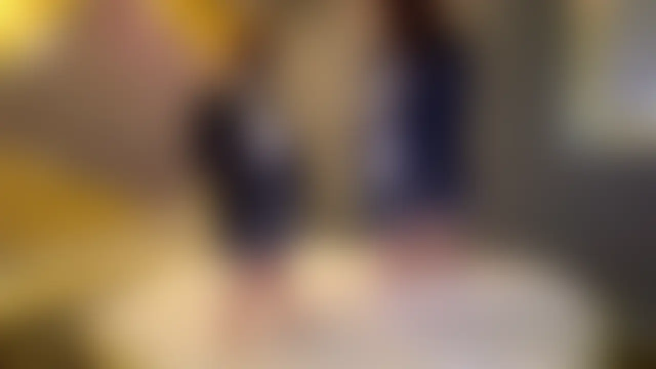 M女こはるちゃんとのコラボ撮影第三弾❣️
M女ちゃんを責めるのを心底楽しんでるアリス。
前回よりハードめでと言われ
お互い同じコスプレで
言葉責めをするより、その空気感と目で支配する。
最後は遠隔操作出来るオモチャで
沢山イカされるこはるちゃん。
その姿が堪らなく可愛い。
壊れていく姿が見どころ。 (2/2)