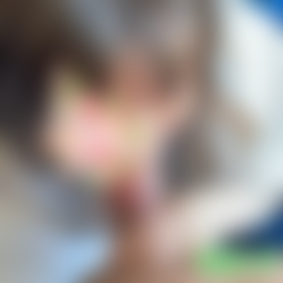 【最新作発売】【ムッチリ巨乳美女が早抜きフェラの高みを目指す!イラマ・ごっくん何でもありのフェラ抜き4連発・BJQC特別編★しぐれちゃんVol.2】
--------------------------------------------------------------
本映像はこちら作品の別アングル版です↓
https://myfans.jp/posts/89e7de94-c978-48f8-8994-357f73013832
--------------------------------------------------------------
こんにちは、エロイストです。
前回、面接フェラの実技試験で驚異的なフェラ抜き能力を見せつけたしぐれちゃん。
明るいキャラクターや、Fカップ巨乳を携えたムッチリボディも魅力的な彼女。
皆様からのたくさんのリクエストにお応えして、満を持しての再登場です。
今回は人気企画「フェラ早抜き選手権〜Blow Job Queen Contest〜」(略してBJQC)の特別バージョン。
単なる早抜き特化ではなく、玉舐め・バキューム・ディープスロート・イラマ・ごっくん…等々、豊富なテクやエロ要素をふんだんに織り交ぜながらの4人抜きを披露してもらいます。
まずは準備運動として、1人目のお相手となるイラマ好き男優の股間に挟んだディルドで疑似フェラ。
いやらしい表情や舌使い、ハーモニカフェラなどの小技も飛び出し、実際にチ○コを咥えられていると錯覚するようなパフォーマンスに男優もギンギンです。
そしていよいよ実践、仁王立ちフェラ。
グポッグポッと音を立てながら、太めのチ○コをノーハンドで勃たせていきます。
余裕を見せていたしぐれちゃんですが、途中、イラマでノド奥まで突っ込まれると「んっ!」とさすがに苦しい表情。
何度もえずきながらも、最後は自分から頭を激しく振って口内フィニッシュ。
大きく口を開いて見せた後、こぼれそうな精液も指ですくい取って飲み干します。
2人目も仁王立ちフェラ。
早漏の男優に気遣ってスローペースから始めますが、巧みな舌使いで常に暴発寸前。
終盤は少しペースを上げたとたん、わずか10秒程度で発射。
一度手に出した大量精子を、ケロッとした表情で飲み干します。
3人目はイスに座った男優の正面からフェラ。
玉舐め、玉吸い、裏スジ舐め、亀頭舐め…と繊細な技を駆使し、ゆっくり勃たせていきます。
あまりにエロすぎる光景だったのか、最後はなんと、深く咥えただけで男優が暴発。
追い討ちのフェラで絞り出し、ごっくんしてプハーッと満足気です。
4人目も座位フェラで、遅漏気味の男優と対決。
亀頭をチロチロしてゆっくり勃たせた後、いきなりトップギアでグポッグポッと高速フェラ。
リズムを乱さぬ本気のノーハンドフェラで追い込み、遅漏男優を5分も掛からず陥落成功。
勝ち誇った表情で口内の大量ザーメンを飲み干します。
終始楽しそうにプレイしながら、今回も見事に4人を抜き切ったしぐれちゃん。
これからもテクニックをさらに鍛えて、最強の早抜きクイーンを目指します。
※本作品に登場する人物はモデルであり、同意の上で撮影を行っています
※登場モデルは○○○以上である事を確認済みです
※無断販売・無断転用をした場合は個人情報開示請求により該当者の情報を取得した上で、 断固たる法的措置とともに損害賠償請求を致します
人気の女性ほど作品取り下げになる恐れや、女優さんの人権侵害(無駄に露出)になるので、 是非上記をご理解の上、お愉しみ頂ければ幸いです。 (2/2)