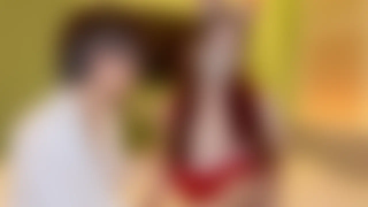 【サンタコスした人妻のおっぱいを揉みほぐしてムラムラさせてからの生ハメ騎乗位中出し】
今回はサンタコスしてもらいました。
露出の度合いがいい感じでとてもエロいです。
脇や背中、首を舐めて堪能したら巨乳の揉みほぐしにうつっていきます。
相変わらず乳首責めしてあげると感度良くとても喜んでくれるのいいですね。
エロエロにさせると積極的にちんこしゃぶってくれるんでたくさん舐めてもらいました。
あとは騎乗位でお任せしながらセックス。
キツまんで鬼頭いじめてもらって気持ちよく中出しできました。 (2/2)
