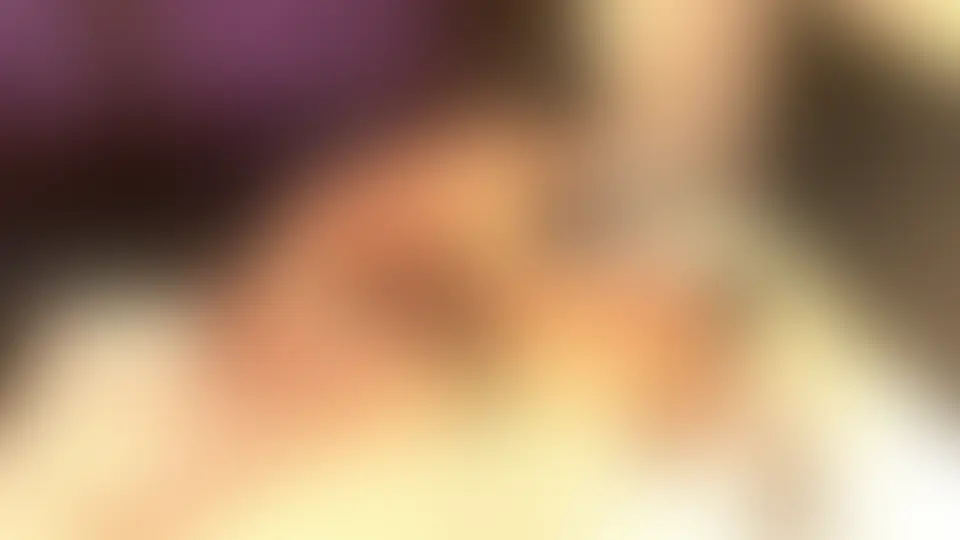 【 前田○子似人妻 MN 】

MNは、家庭が壊れているわけじゃない。

旦那との関係も悪くない。

日常の会話もある。
夫婦としての時間もある。

周りから見れば、何の問題もない人妻。

それでもMNには、どうしても忘れられない時間があった。

一度距離を置いた。

理由があって、約2か月。

連絡も減らし、
会わないようにして、
いつもの生活に戻ろうとした。

「もう大丈夫だと思ってた」

久しぶりに届いたメッセージには、そう書かれていた。

でも、本当に忘れられた人は、
わざわざ戻ってこない。

会わない時間が長くなるほど、
MNの中では逆に気持ちが大きくなっていった。

そして今回。

普段から応援してくれているフォロワーの中から選ばれた男性も加わる、少し特別な企画。

最初は迷っていたMN。

家庭があること。
自分の気持ちが揺れていること。
そして、踏み込んだら戻れなくなるかもしれないこと。

それでも最後にMNが選んだのは、
理性よりも自分の本音だった。

今回の動画では、

・2か月ぶりに再会した時の空気
・MNが見せた戸惑いと期待
・フォロワー企画に参加するまでの流れ
・普段の人妻らしい姿から変わっていく表情

を収録しています。

夫婦関係が悪いわけではない。

それでも、どうしても忘れられない相手がいる。

MNが最後まで離れられなかった理由は、動画の中で。

※コンテンツは予告なく削除される場合があります。 (2/2)