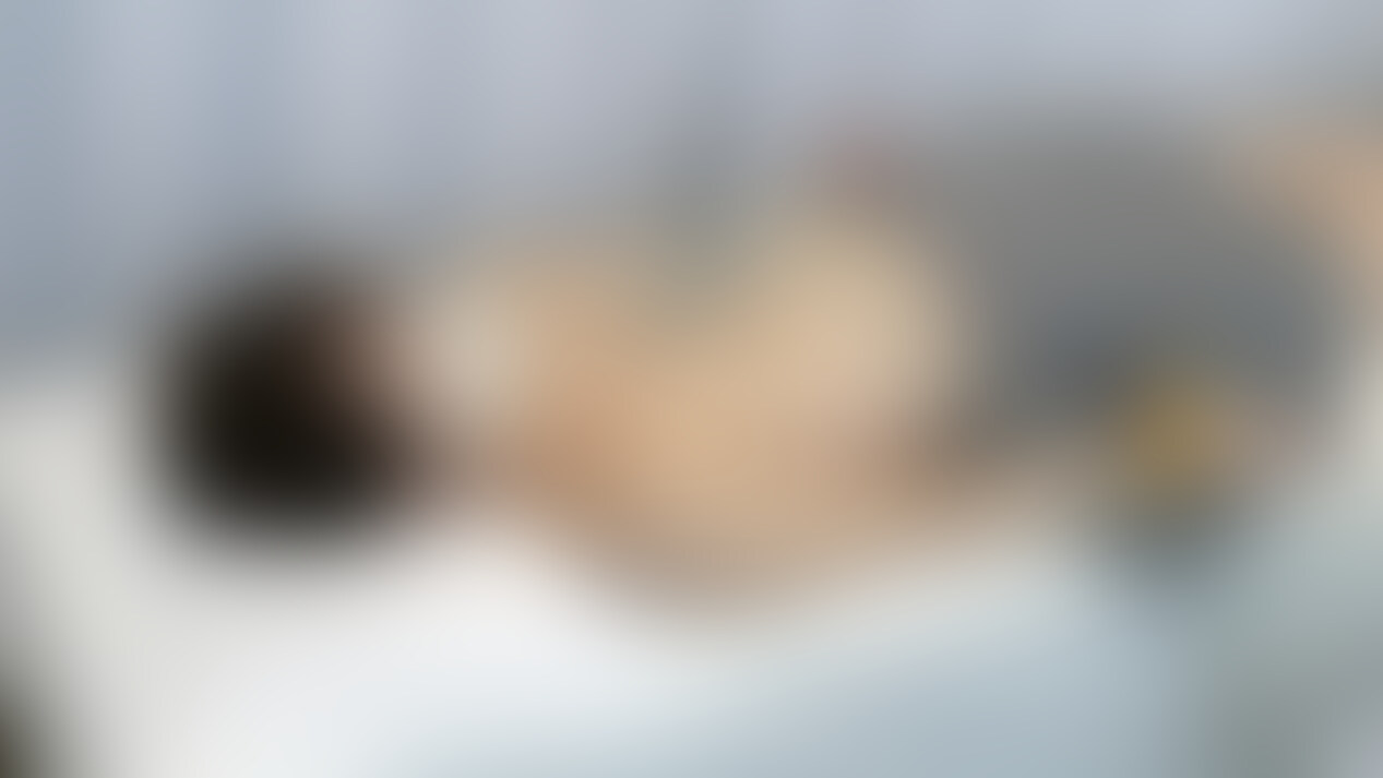 初めての心電図検査で訪れた患者さんは目がぱっちりしててまるで坂系アイドルでもしているのかと思うほどの美人ルックスです。
まずは聴診器で。細い線の身体をしていますね。背中に聴診器をあててるときにスカート内を。そして上半身裸になってもらい横になってもらいます。吸盤を付け、検査中に目を閉じている間に身体を撮影します。その状態で触診し、下腹部の触診ということでスカート内に手をくぐらせ下腹部を触診＋下半身を撮影。最後に触診して初診患者さんの身体を思う存分に堪能した内容となっております。 (2/2)