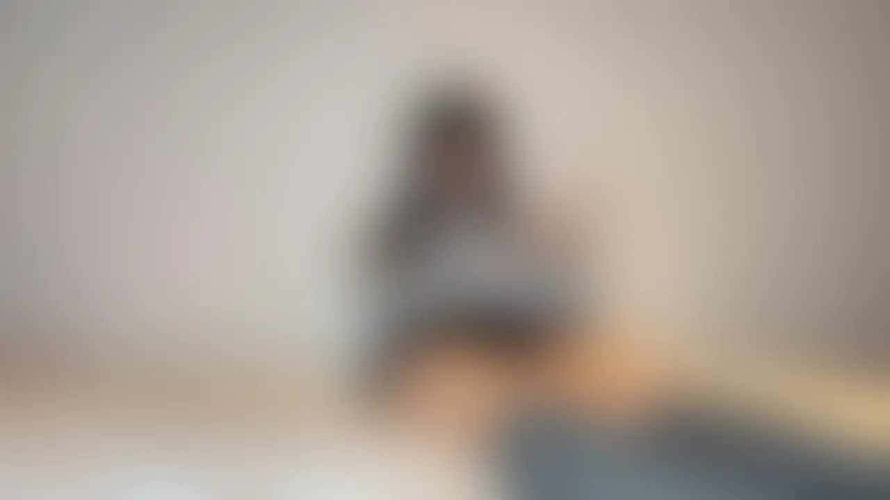 飲み屋で働いてるりなです。
とある週末、出勤する前にくつろいでいる途中、動画見てたら我慢できなくなって、そのままオナニーしちゃいました...
オナニーって寝る前にするイメージあると思うけど、意外とお昼とかの空き時間にやってる女の子も多いと思う。
よかったらみてね。 (2/2)