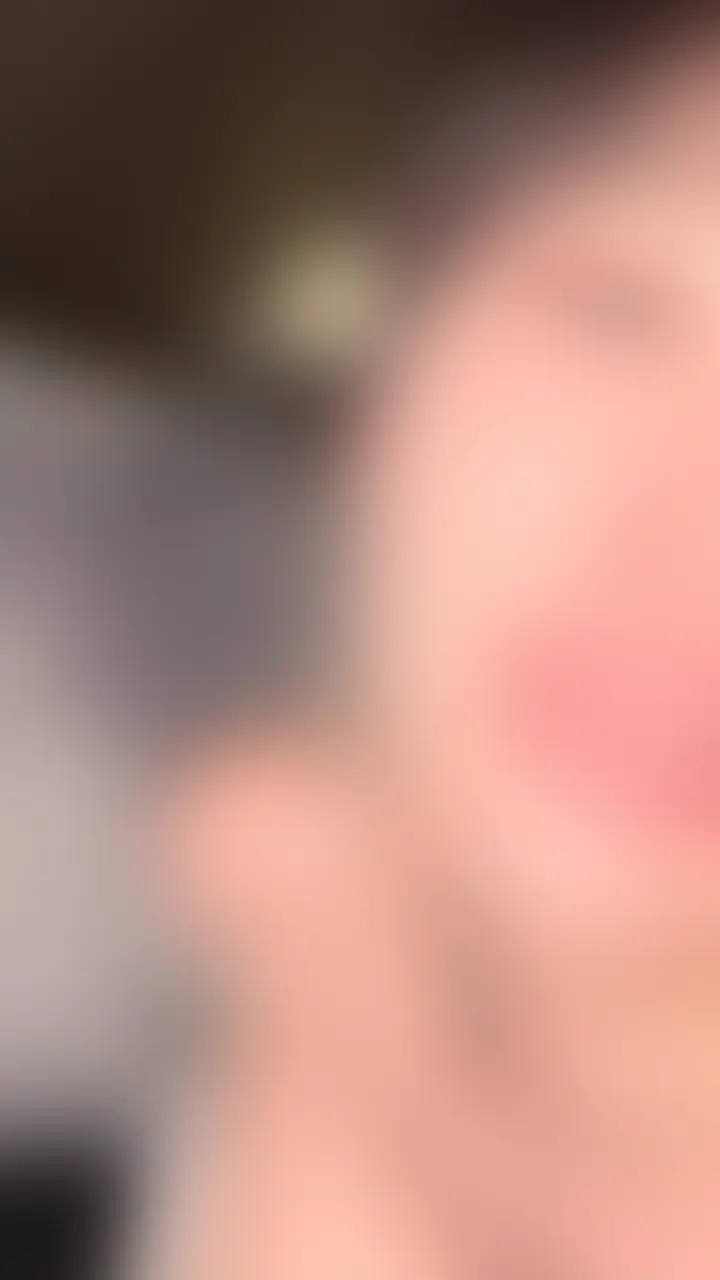 つい撫で回したくなるプリンッとした丸尻と細くて長い脚。「恥ずかしい…」とか照れつつ、ちゃんと白いTバック履いてきてるのヤル気満々でえっろ。パンツの上からスジをこすっただけで湿って、ピチャピチャいやらしい音が鳴るの、奥さんドスケベ過ぎ。
【本編顔出し7月3日17:00公開】
マッチングアプリで出会ったエロがる奥さんと…。
エロ雌ポイントをアピールしたファッションで待ち合わせ場所にやってきた奥さん。
「年上をからかっちゃダメだよ…」とか言いながら、何度もイって潮を吹き散らかす。
「ゴムつけなくてもいいよ」って生ハメ懇願してくる悪い奥さんにデカチン挿入。
奥深くまで突き上げると、どんどんオホ味が増していく奥さんの喘ぎ声…。
脚や腰をガタガタさせて、理性を失って感じまくる奥さんに、最後はもちろんたっぷり中出ししてあげました。 (2/2)