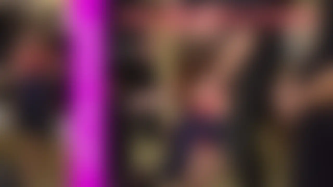 「愛する彼女や奥さんを他の男性とセックスさせてみませんか?」 今回体験しちゃったのは、♀ポチさんカップルです。彼氏さんの希望で彼女(♀ポチさん 学生)さんのエッチな貸し出しプレイを開催させて頂きました。今回、選考された男性は10名です。彼氏やスタッフも含めると部屋には男達は14人です。そんな中に女性は彼女さん1名だけです。プレイスタートはお披露目タイムから。まずは男性達が見ている前で縛られていきます。全身を舐めまわすようにして男達に見られオッパイやオ〇ンコも露出してお披露目されていきます。そして合図とともに一斉に彼女さんを囲んで体中を触り、舐めまわして楽しんでいきます。彼氏さんが見ている前で・・・・。 プレイは続き、ベットに寝かされ次々の男性とのセックス。彼氏さんが見ている前でリアルに他の男性に抱かれていくというのは、エロすぎるでしょう。 (2/2)