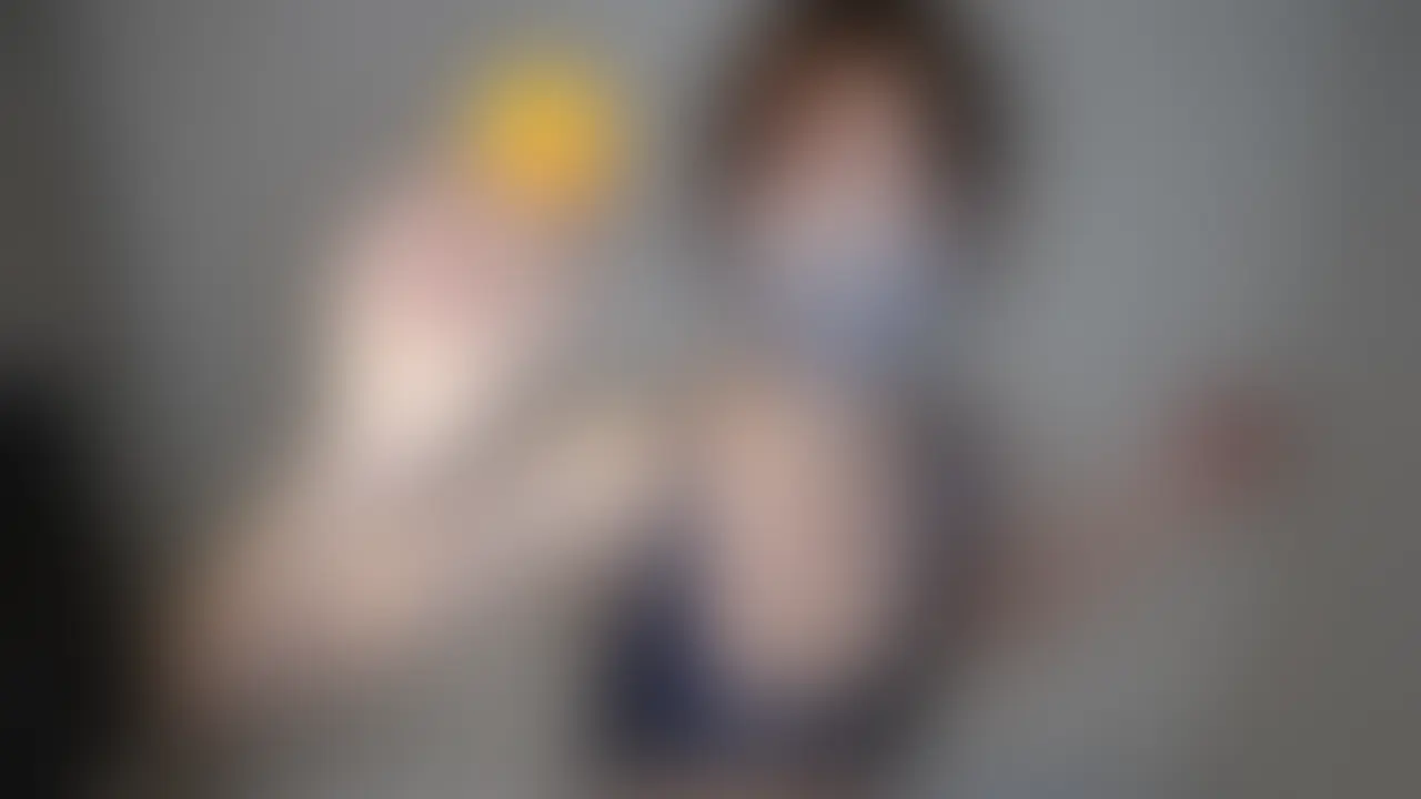 久しぶりに大量にローション使ってぬるぬるお遊び❤️
全身にローション垂らして
全身をぬるぬるマッサージ
さっきまで撮影で動いてたからローションが少し冷たくてきもちいい🥺
マッサージなんかしてるとムラムラしてくるわけで
ディルドをずぼずぼ
出し入れしてるとましろのなのか、ローションなのか分からないお汁がだらだら
そんなの見てるとより興奮しちゃって…
足ガクガクしながらイッちゃいました…
※このあとのお風呂が大変でした😭笑 (2/2)