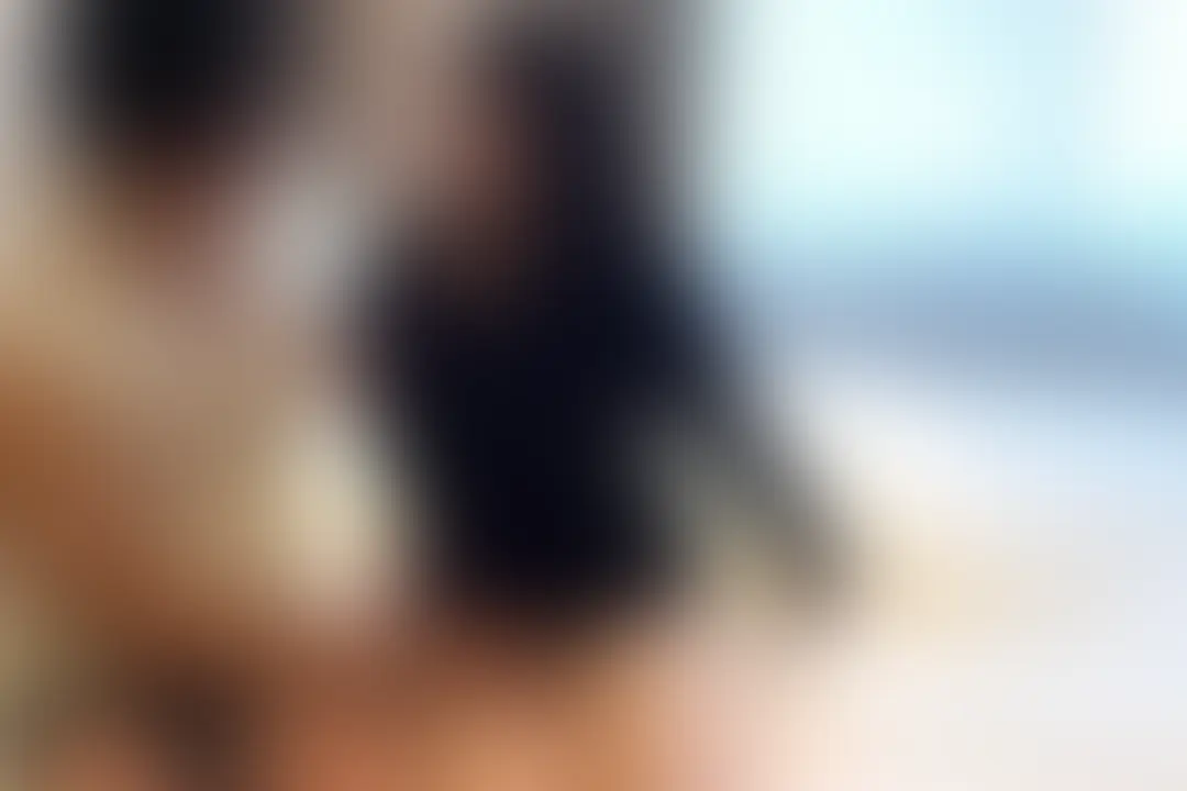 【ゴールド会員様以上向け動画】🎥
常連カメラマンさんに撮影旅行に
連れていってもらったよ✈️
飛行機で行くなんて贅沢✨
ホテル内の撮影スポットで色々と撮影📸
そしてチェックインして部屋で撮影📸
そして…カメラマンさんからのイタズラ…
天然Kcupを弄られ、揉まれ、舐められました💗
スカートを脱ぐように指示されて素直に従う私…
パンツの上から大切なアソコを弄られ♡
次第に指がパンツの中に侵入…
クチョクチョアソコから音が聞こえる…
そんなに濡れているの💦
カメラマンさんに『オナニーが見たい』と言われ
指でクリちゃんやアソコを出し入れしたら
逝って身体がピクピクしちゃった💗
そしてそのままカメラマンさんに手マンされたよ…
カメラマンさんの太い指を出し入れされて
またまた逝っちゃた…
最近、逝きやすい身体に開発されているかも💕
もう撮影会を忘れてベットへ
甘いキスから始まり私の身体を…
さっきから手ばかりだからカメラマンさんの
舌使いも欲しくなっている私がいます🥰
続編もお楽しみに♡ (2/2)