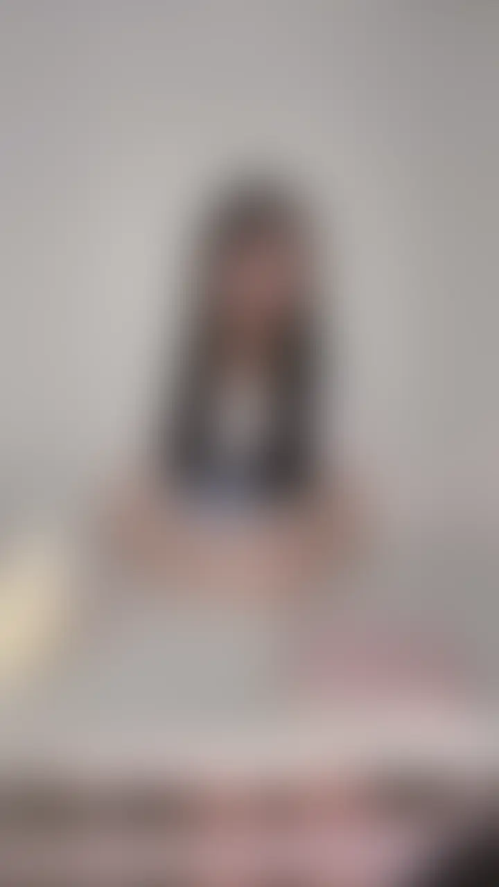 今日、自習中だったんだけど……
静かすぎて、逆にムラムラしてきちゃって……
机の下で、こっそり擦ってたの。
バレなかったけど、
ゆいの顔、最後すごいことになってたと思う……見て? (2/2)