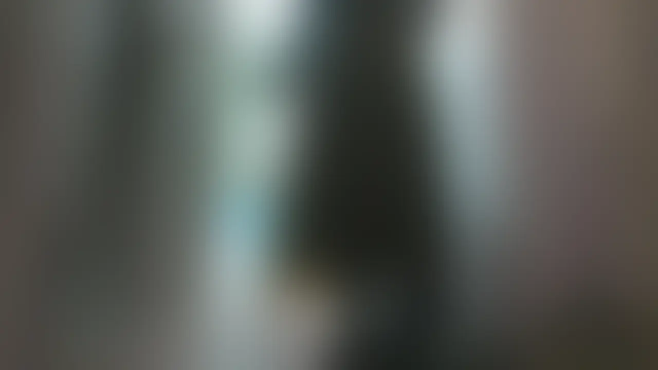 こちらは、全編ぼかしの入った動画です🥰
【匿名度AA：トップシークレット！】年齢差23歳！体重差79kg！ミニマムくびれ巨乳人妻(29歳)/美容室トップスタイリスト@牛込神楽坂/ど敏感すけべ乳輪/非モテ中年デブ男に絡みついて対面座位で密着グラインド/お仕事キッチリ美女のはずが…おじさんの加齢臭ハグで感度が異常急上昇！/実はプライベート乱れまくり欲求不満スケベ/ねっとり臭いザーメンを欲しがってごっくん搾り抜き💕

太ったおじさんと華奢な人妻💕

こんにちは、ど素人ポルノ@麗子です。

今回のAVごっこは、
牛込神楽坂にある美容室✂️で
トップスタイリスト👑
として活躍されている
お友達のHちゃんのえち動画🔞です。

愛らしいショートヘアが
トレードマークのHちゃん

サロンでのHちゃんは
お客様の髪質、骨格、ライフスタイルを瞬時に分析して
ハサミ1本✂️で人生を変えるほどの
魔法🪄をかけるプロ中のプロで

お客様が描いている「理想の自分🪞」を
完璧にデザインすること

っていうのが彼女のモットーだそうです✨

ただ、そのストイックな仕事観と
パーフェクトを求めるプロ意識の反動なのか…

プライベートでは予測不能な情熱を
求めてしまうことがあるらしく

仕事では『計算』が必要だけど
恋愛は『衝動』じゃないとダメなんです

と、普段はクールにトレンドを作り出す
プロフェッショナルらしからぬ
奔放な私生活を送ってるそうです🥰

ちなみに
最新のエピソードとして

先週、新人のスタッフ君、食べちゃいました💖

っていうL●INがさっき届きました💦

そんな、仕事では慎重に
プライベートでは情熱的に
何事にも溺れる勢いで身を委ねる
おしゃれ美女には今回

年の差20歳以上！体重差約80kg！

っていう、彼女とは何もかもが
真逆な「非モテ独身デブおじさん」と
超格差えっちをしてもらったんですけど
これが妙に彼女の性癖に
どハマりしちゃったらしくて…

「クマさん🐻みたいで好き。もっと太っていいよ」
「このあいだ健康診断で『死にますよ』って言われたんだけど、大丈夫かな!?」
「きっとお医者さんが悪いと思う。だってギュッてした時気持ちいいから、いいの」

濃厚接吻💋と手マンで濡れ濡れになったHちゃん、
粘着質なクンニ👅で完全発情するとキスをしながらの電マオナニーで軽～くイッちゃいます。

そして「ずっと一緒に居たい」と男に抱きつきフェラ👄で発射寸前に追い込むと、
「今日はゴム要らない日だから生でしよう。いいよね♪」
なんて危険なオネダリをするのです💗 (2/2)