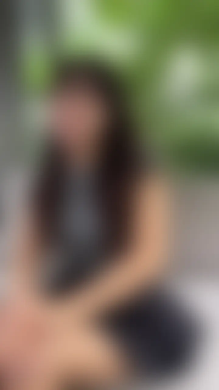 【本編完全顔出し】22歳元ネイリストの新婚若妻さんから、「旦那に性病をうつされてからレス、あいつがどっかで遊んでるんなら私もイケメンとセックスしたいです。」と連絡を受け、無許可生中出し。
詳しくお話しを聞いてみると、
「結婚して4ヶ月くらいの頃、病院に検査にいくと性病にかかってることが判明しました。
すぐ治療したけど、性病にかかったことは旦那に告げられていません。
それから旦那とセックスする気は起きないけど、性欲が溜まる一方で、、。旦那が遊んでるなら私だって一度くらいいいですよね?」
といったお悩みを抱えておられました。
旦那が浮気しているからといい自分もしようだなんて許される行為ではありませんので、すぐに友達を呼び出し。
久々のちんぽに喰らいつきながら「挿れてほしい」と懇願する若妻さんの
ケツをぶっ叩き、無許可で中出しをして”しつけ”を施しました。
ただ、それさえも喜んでいるように見えたので効果があったかは不明です。
今回もかなりエロいセックスを撮れましたので、ぜひたくさんのご視聴をお待ちしております。
(また犯されてるところを間近で見たいなあ。) (2/2)
