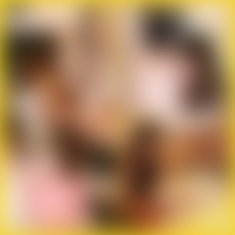 ※この動画は以下の動画のサブアングルです。
https://myfans.jp/posts/2cfe85da-e387-4fff-947d-0188d8c7b638
今回の作品は、お馴染みのあやちゃんの登場です。
今回は、M男の乳首をとことんいじる作品になっております。
M男の手を縛ってからの乳首責め!
まずは、爪先でサラサラと乳首をいじめたら、パウダーを使ってのフェザー乳首責め!
パウダーと相性の良いハケを使っての乳首責めでM男のわたしは悶絶しまくりました。。。我慢汁がマジで止まりませんでした。。。
さらにさらに、乳首についたパウダーをハケで落としたら乳首舐めです。。。
この時点で乳首は崩壊しているのですが、最後は乳首責めのおもちゃで乳首を永遠に責めながらのパウダー手コキ!
パウダーでサワサワと優しい手コキをされるのが気持ちよすぎてすぐ逝きそうになりました。。。しかも、タマをハケで刺激しながらの手コキ。。。
そこに言葉責めも加わって8回の寸止め!
痴女作品が好きな人にはたまらない作品になったと思います。
ちなみに、バニーちゃんの格好をしたあやちゃんがめっちゃかわいいです!
寸止め回数:8回
寸止め時間:約25分
射精回数:1回 (2/2)