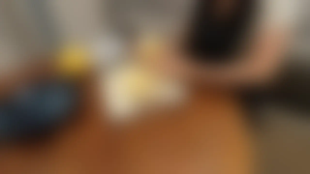 〇〇の寝かしつけを終えて、居間に戻ると妻がエプロン姿で果物の準備をしてくれていました😊
果物も嬉しいのですが、とても珍しいエプロン姿釘付け😆笑
果物を一緒に食べた後、台所で裸エプロンになってとお願いし服を脱がせます🫧
せっかくの裸エプロン姿なので、先日使ったディルドを泡泡洗浄🐳
おっぱいを使ってディルドを綺麗にした後は私のちんぽも綺麗にしてもらいました😍
お礼に洗い立てのちんぽをバックで挿入🎁
裸エプロンに妻も羞恥心がはたらいたのか、中がほんのり暖かくなっています😎
その後も騎乗位やおもちゃを使ってたくさんオーガズムしていました🍎
妻のえっちな裸エプロン姿を是非お楽しみください👍 (2/2)