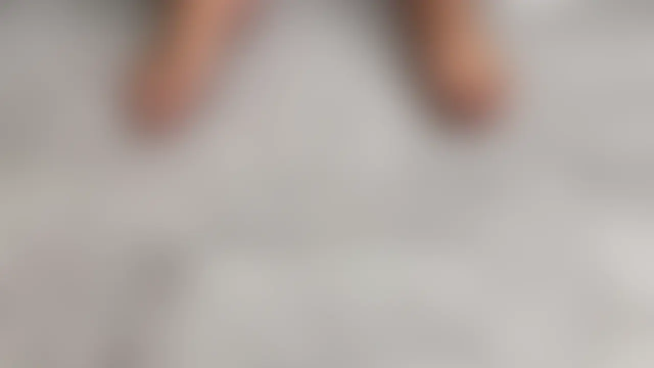 某有名AVサイトでバカ売れした小麦色の男優くんが復帰の手コキ動画出演！！ sample 1