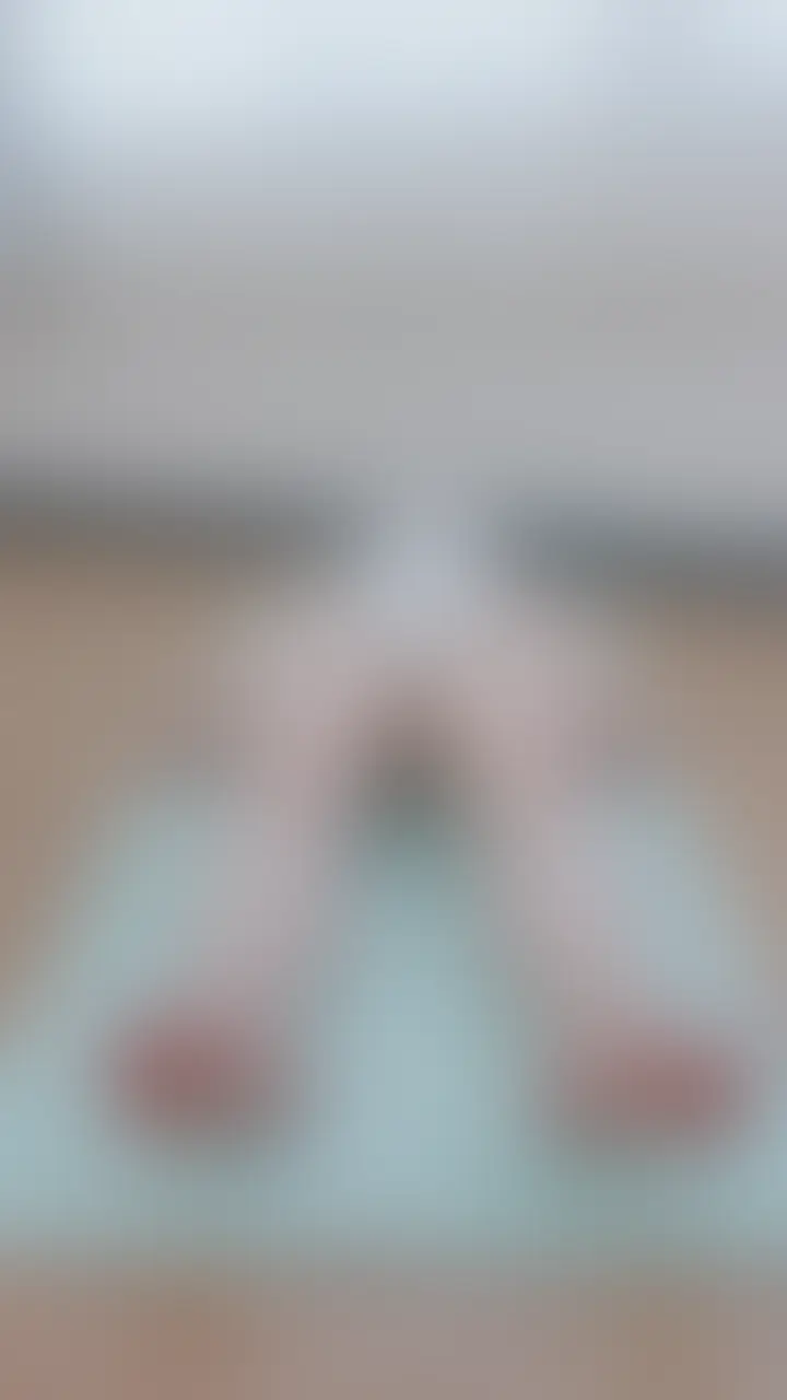 脚を抱え込んで身体に寄せて股関節をしっかりと開いたり伸ばしたりしましょう♪😋💖 (2/2)