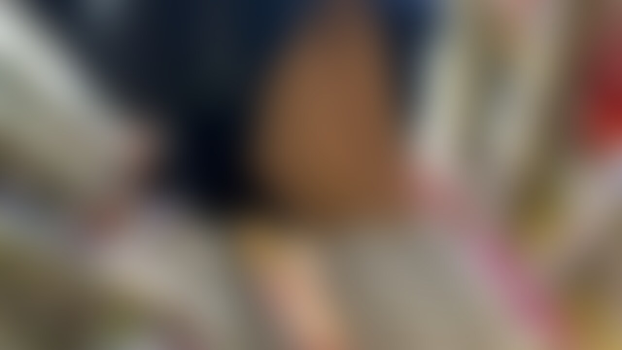 パンチラ○○○10。


セーラー服を着ている女の子を発見。
なんとおじさんはセーラー服が大好物すぐカメラをON。

後をつけると買い物をする模様。

短いスカートの中を見たいが警戒心が強いため何度かカメラを向け素通り。

おじさんの本気を見せパンツの○○○に成功し大満足で帰宅。 (2/2)