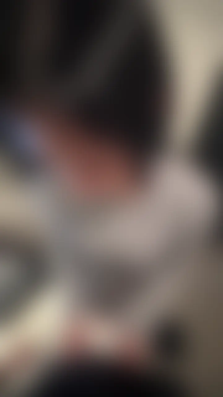 26歳の大人のお姉さん。
落ち着いた雰囲気の中に、どこかミステリアスな色気が漂う。
最初は少し距離を取るような静けさがあったのに、時間が経つにつれて表情が柔らかくなり、自然な笑みを見せてくれるように。

言葉よりも仕草や視線で心情が伝わってくるタイプで、その大人の余裕と包み込むような優しさに引き込まれる。
何気ない仕草のひとつひとつが、彼女の魅力を際立たせている。

⚠️ この映像はいつ非公開になるか分かりません
購入者は非公開後も視聴可能です。

静かな空気の中に漂う、26歳のお姉さんの素顔と自然体の表情をお楽しみください。 (2/2)