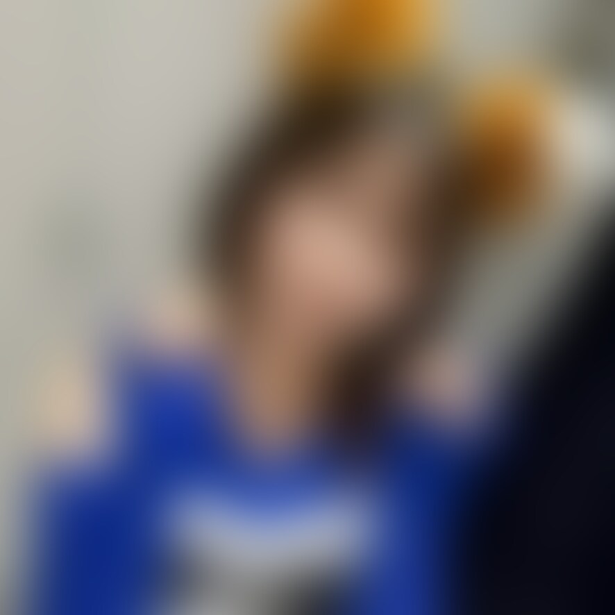 【個撮】愛嬌抜群な美白敏感美女3 キスしただけで白パンツにくっきりシミ♡♡立ちバックでがっしりと掴み高速ピストンにイグイグ言いながらあっさり絶頂中出し♡♡
===============================
以前ハメ撮りした、清楚感漂う敏感美女です。
愛嬌たっぷりで結構ノリノリだったので、
連絡すると即返事が。
またヤリ部屋に呼び出して、
コスプレさせてハメ撮りしました!
定番だけどめちゃくちゃ人気のある、
き○ねダンスのコスプレさせたらかなりハマりました。
照れながらの腰振りが可愛い(笑)
そのままおっぱい揉みながらキスしてただけで、
パンツに染みを作ってました♥♥
既にトロトロになったおま○こを、
手マンでさらにグチョグチョに。
電マを当てたら甲高い声を上げながらアンアン喘ぎ、
ち○ぽを欲しがって物欲しそうな顔になってました。
ち○ぽを咥えさせると、
玉もしっかり触りながらペロペロ。
イラマで喉奥まで突っ込まれながらも、
ずっと玉を触り続ける変態女でした。
おま○こを自分で開かせ、
おねだりさせてから生挿入です!
ち○ぽを挿入れられた途端、
絶叫のような喘ぎ声をあげるきつねさん。
ベロチューしながら膣奥をガン責めしてあげました。
立ちバックで膣の気持ち良いところを擦られ、
さらに甲高い喘ぎ声を上げる敏感彼女。
イグイグ言いながらあっさり2回も昇天してしまい、
ハアハア言いながら、頭が真っ白になっちゃってました。
上に跨ると本領を発揮しだす彼女。
服を咥えつつ、ガンガン腰を振ってきます。
このまま中出しでいけそうだったので、
下からガン突きして
特濃精子を孕ませ中出し!!
「いいね」をたくさんもらえると投稿頻度を増やす励みになります。頑張ります。
=============== (2/2)