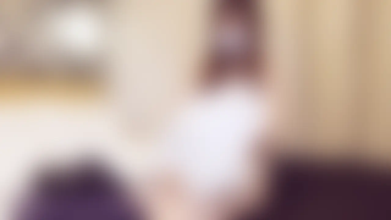 [airi 妄想#002] 在宅勤務の合間に…こっそりブルマに着替えて


なんとなく目に留まった女性がいた。
もちろん、話しかけることなんてできない。
名前も知らない。でも、こうして勝手に想像してしまう——
『もしも、あの子があんな姿を見せてくれたら』って。
これは、“ある中年男の妄想”です。


airiは、都内の会社で働く27歳のOL。
今日は在宅勤務のはずだったけど、「どうしても家じゃ集中できない」と言って、気分転換にビジネスホテルを予約したらしい。
Tシャツにミニスカートというラフな格好で、ノートPCを開いている姿が妙に絵になっていた。
だけど、その無防備な脚に、つい視線が吸い寄せられてしまった。
…いや、全部俺の妄想だけど。

たまたまホテルの自販機の前で、すれ違っただけなのに、
あのふわっとした雰囲気と、どこか気の抜けた笑顔が、ずっと頭から離れない。


…もしかして今、あの部屋で、ひとりで淫らなことをしてるのかもしれない。


airiはノートPCを閉じると、バッグの奥から取り出したブルマとTシャツを迷いなく身に着けた。
誰にも見られないホテルの一室。そこは、彼女にとって秘密の“解放区”だった。

ベッドの上に寝転がり、うつ伏せになったり、脚をゆっくりバタつかせたり。
ブルマがぴったりと食い込んだヒップラインを、自分でもちらちら気にしながら、スマホを片手にだらしなくゴロゴロする。

その姿は、恥じらいがあるようで、どこか見せつけるようでもあって——
全部見せてくれたわけじゃないのに、もう何も手につかなくなる。
…もちろん、これも俺の妄想だけど。 (2/2)