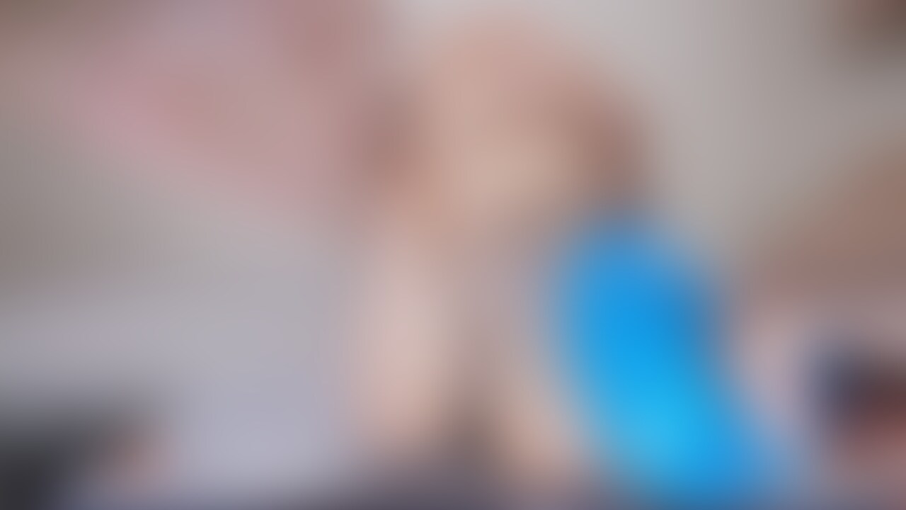 足裏屋と申します。
素人女性をSNSや街中で声をかけて出演してもらっています。
今回の女性は27歳、家事手伝いのSAEGUSAちゃんです。
今回の動画では足裏オイルマッサージと足裏くすぐりを受けてもらいました!
物静かな女の子で今まで家から外に出て働きに出たこともないSAEGUSAちゃんです!!
まずは足裏オイルマッサージで足裏をほぐしていると、気持ちいいのか今にも寝てしまいそうな顔をしていました。
足裏くすぐりに入り、ローションで足裏をくすぐってあげましたが、あまりに反応がなく、くすぐったくないのかなと顔を覗いてみると、眉間にしわをよせ、歯を食いしばって耐え忍んでいました。そんな姿を見てキュンと甘酸っぱい青春時代をなぜか思い出しました。
それでも攻め続けると徐々に我慢が出来ずに食いしばった笑い声をあげ楽しんでくれたみたいです♪
*動画情報
時間:10分23秒
フレーム:1920×1080 FHD
ファイル形式:MP4
ビットレート:15M
*注意書き
・出演女性はすべて成人しております。
・この作品はオリジナル作品として販売することを目的として製作しています。
・作品はオリジナル作品であり第三者に提供、販売等の行為を行うことはいかなる場合も禁止します。
・無断販売、無断転用をした場合は法的処置をとらせていただき、損害賠償請求を致します。 (2/2)