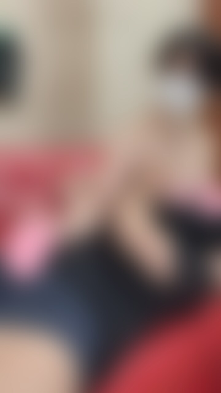 ショートカットが似合う92センチEカップ素人マスク女子なぎちゃんに授乳手コキしてもらいました。
「おっぱい飲みながらびゅるびゅるしたいんだ?」
「まだ全然おっぱい飲んでないでしょ?いっぱい飲んだら、いっぱい出していいよ」
などと寸止めしながら授乳手コキしてくれます。
やはり授乳手コキこそ、この世で一番の癒しです。
スマホで撮影されたスマホ視聴推奨の縦動画です。 (2/2)