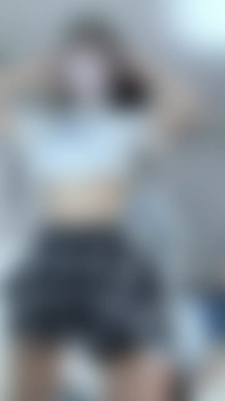 家族がすぐそこにいるのに、ライブチャット中に膝立ちでおもちゃ擦り付けて腰カクカクさせながら連続イキしちゃった...♡
みんながたくさん褒めてくれるし、一緒に気持ち良くなりたいって言ってくれたから4回も連続イキしちゃった🙈
膝カクカクさせながらおもちゃ擦り付けるの気持ちよかった...///
イキすぎてお客さんから心配されちゃった、、、笑 (2/2)