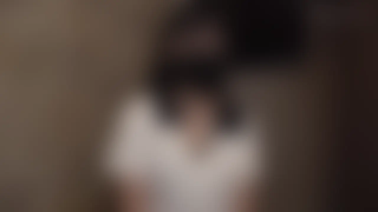 美乳Eカップ女〇〇生!黒髪清楚なユキちゃん(21)に密室でねっとり乳首舐め手コキで抜かれてしまいました!
どうも、女子に舐められるのが性癖の変態です。
今回乳首を舐め倒してくれる女子は黒髪清楚な女〇〇生ユキちゃん(21)。
Eカップの美乳でエロいカラダをしています。
大声が出せない狭い個室空間で乳首をねっとり責められてイカされちゃいました。
※身バレ防止の為、サンプルのみ顔ブラー掛けてあります。本編はブラー無しです。
声のトーンからも育ちの良さと性格の良さが伝わってきます!
こんな子がどんな風にエロく舐めてくれるか期待!
まずは舌をじっくり見させてもらいました!唾液がたっぷり出そうな舌がたまらないです!
Eカップの美乳を揉みしだきながら首筋を責めると、可愛い声で喘ぐユキちゃん!
乳輪も綺麗で勃起を誘ってきます!
乳首舐めが始まると、ねっとりツボを押さえた舌使いにビクンと反応しちゃいました!
上目遣いで反応を見ながら責めてくるユキちゃん!小悪魔過ぎます!
言葉責めしながら優しく射精へと高めてくれます!聖母のような包容力です!
唾液を垂らしながら、こちらをしっかり見て乳首舐め手コキ!唾液量は多めです!
最後は優しく語り掛けながらフィニッシュへと導いてくれます!
しっかりカラダを密着させてくるあたり相当エロのポテンシャルは高かったです! (2/2)