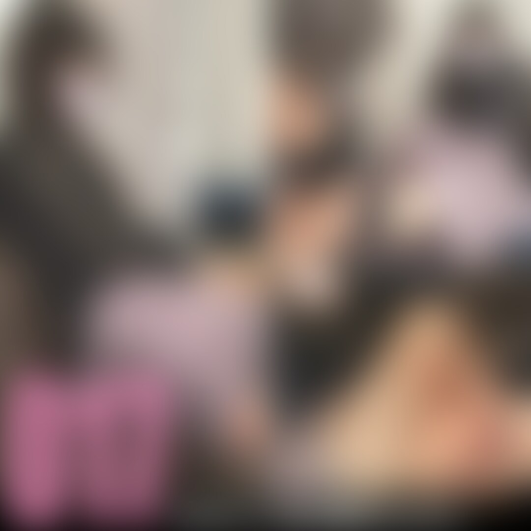 素朴で美人なまゆみさん 足舐め動画
「足を舐められるのは、ちょっと...。」
足のサイズ:22.5cm
職業:受付事務
まゆみさんの趣味はカフェ巡りと読書。
見るからに気品のある美人。
「足を舐められるのはあまり...」と
少し嫌々そうな雰囲気からの撮影。
ましてや、この暑い時期に外に出てから
シャワーも浴びずに足を舐められるなんて...
「絶対ニオイしますって。」
「ちゃんと洗ってくればよかった。」
まゆみさんにとっては当たり前の発言。
しかし、ニオイフェチの私にとってこの言葉たちが興奮をさらに加速させてくれました。
もちろん
シャワーを浴びてない足はひそかに湿っていて、
汗を吸い込んだ靴下と生足は、ほのかに酸味を漂わせるアンモニア臭に近い。
強烈なニオイではなかったが、
【気品のあるまゆみさんから発しているニオイ】
と考えただけでギャップで頭がいっぱいいっぱいになってました(笑)
いざ足を舐めると、体は正直で...
所々、吐息を漏らしたり、感じている表情を見せてくれました。
普段、街のカフェで1人ぽつんと読書をしている女性が
足を舐められていると想像しながら見てみてください。 (2/2)