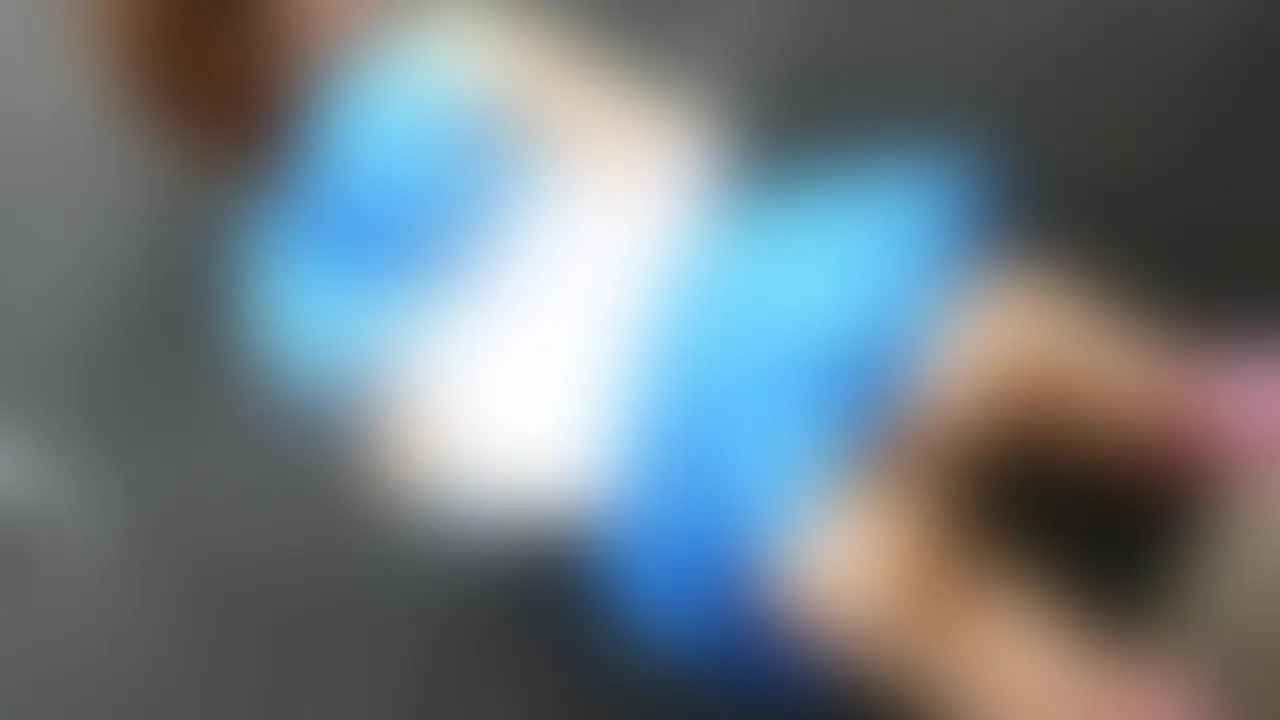 最新ハプニング映像!屋外イベ激烈ポロン!24【乳房揉まれ放題!肉厚陰唇コスプレイヤー】
ROM販売イベントのコスブースで先月実際に起こった出来事を高画質カメラで捉えました。観客で理性の抑えが聞かず衣装を剥がし、生乳、生尻をさわりまくるやつがいたのですが一人がハメはずすと最後、つぎつぎとゾンビのようにレイヤーに襲いかかります。
されるがママのレイヤーは眼を閉じて耐えています。
よくよくみれば少し感じているようで歯を噛み締めて声がもれるのを耐えてるようかのようなシーンも!美形レイヤーだしオッパイの大きさもなかなかによく最高の胸モミ映像になっています。快感我慢映像チックな雰囲気もあって趣がございます。
陰唇もワレメからエグいくろいハミだしており、肉厚な小陰唇がグロマ●コといった表現がよく合うテイスト。
分数10分44秒
映像サイズ 1920×1080 (2/2)